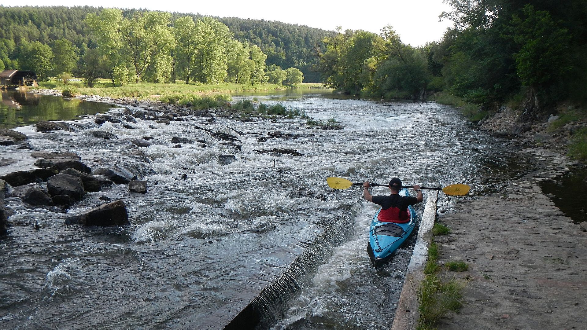 Kajak, Fluss Regen, Abschnitt Blaibacher See - Regensburg Wiesing Regenmühle Wehr mit Borstenpass 🛶 Tom R.