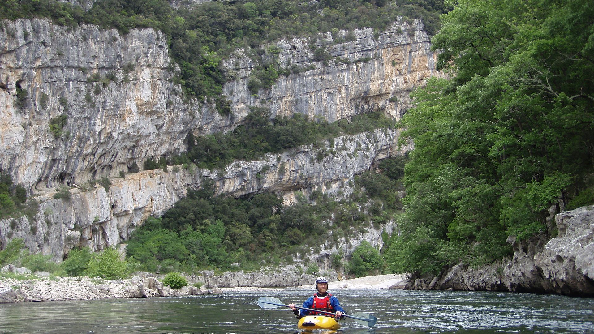 Kajak, Fluss Ardèche, Abschnitt Chames - St. Martin (Schlucht) hohe Felswände 🛶 Wolfgang A.