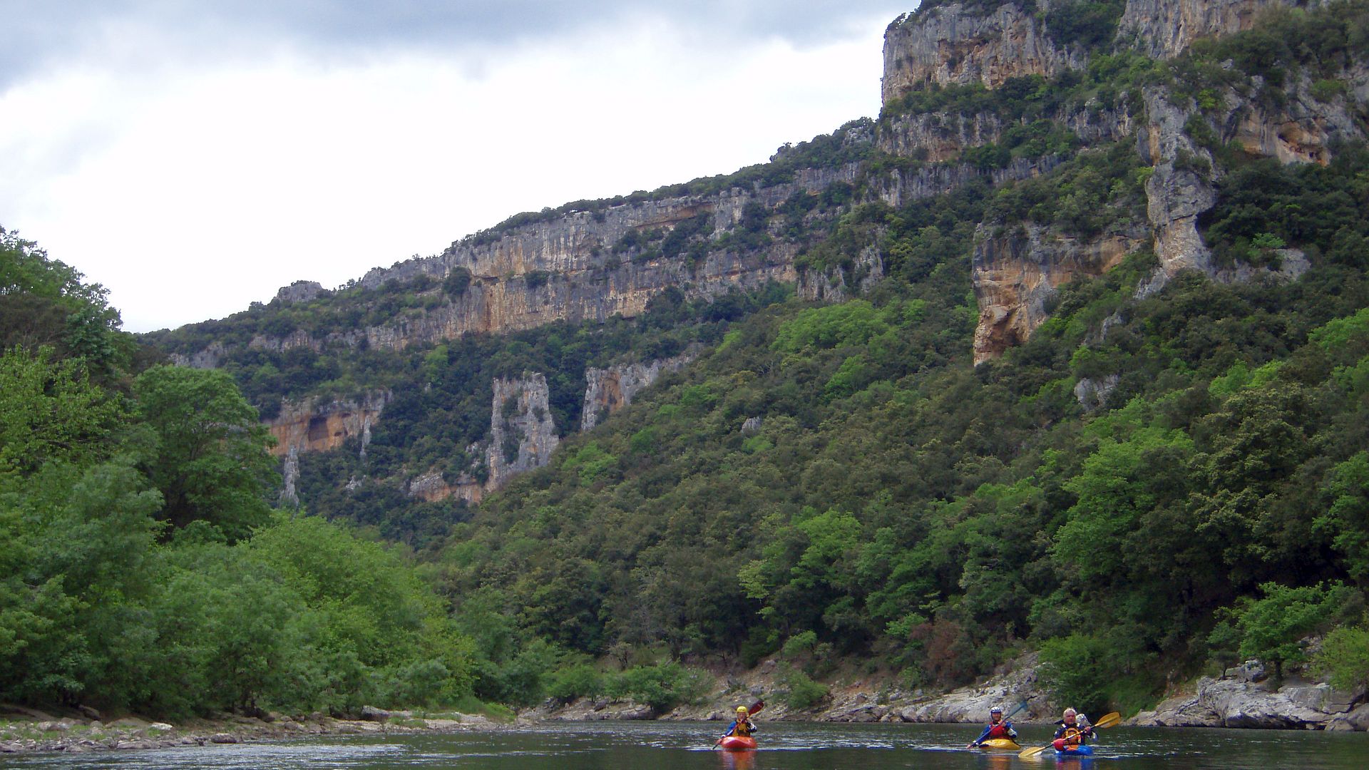 Kajak, Fluss Ardèche, Abschnitt Chames - St. Martin (Schlucht) schöne Schlucht 🛶 Rumi Z., Wolfgang A., Peter F.