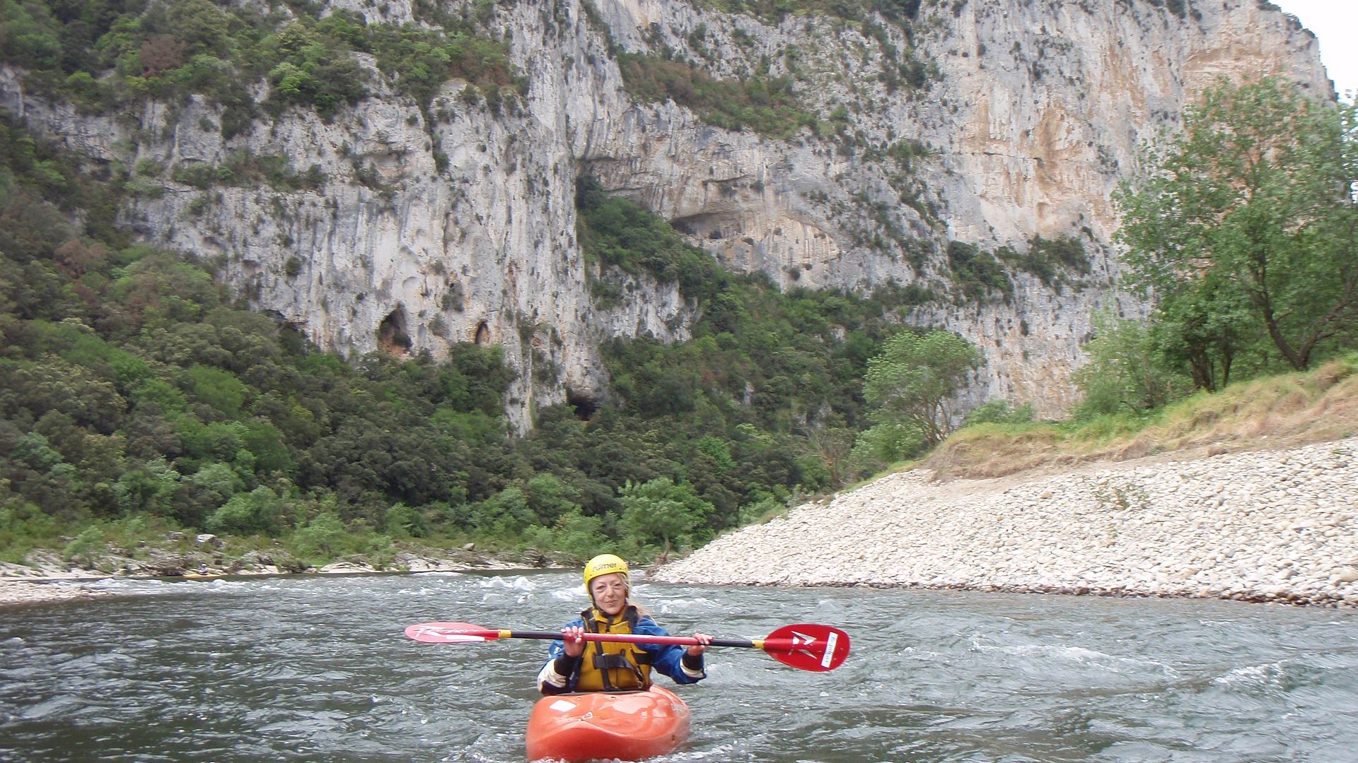 Kajak, Fluss Ardèche, Abschnitt Chames - St. Martin (Schlucht) hohe Kiesbänke 🛶 Rumi Z.