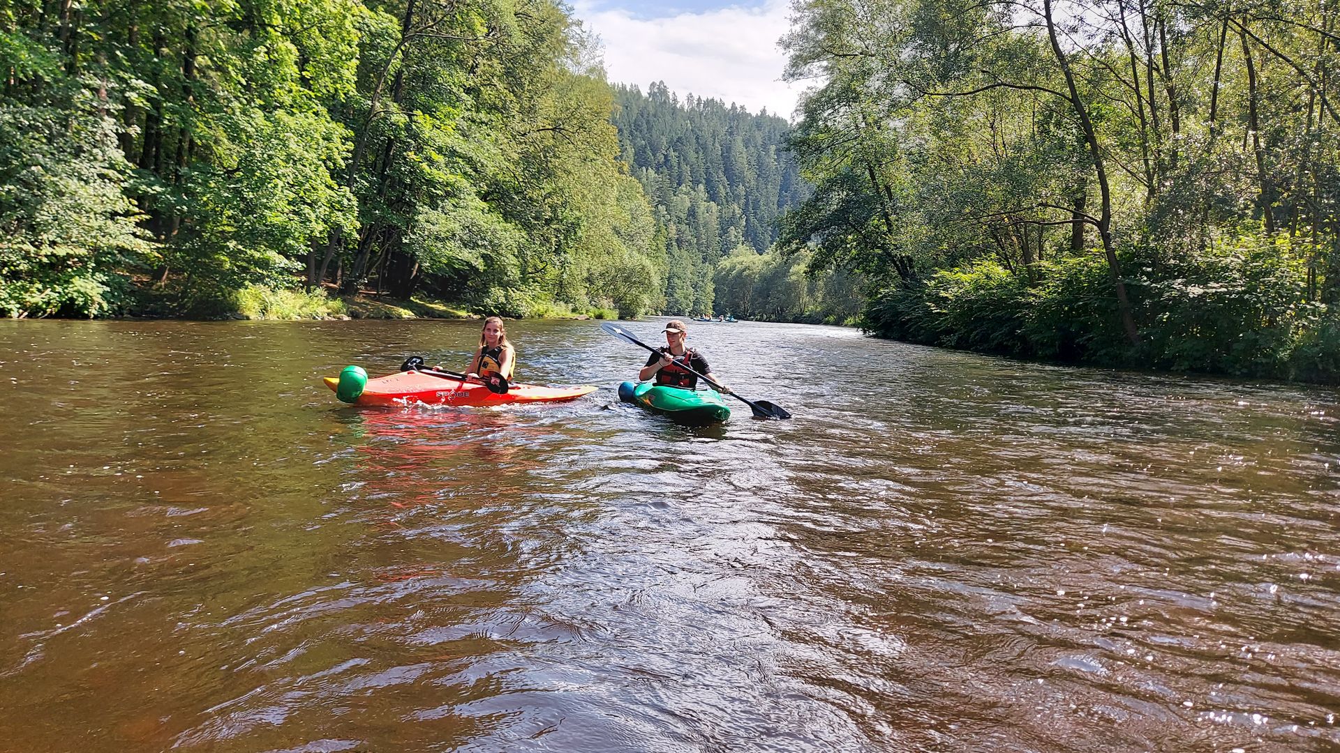 Kajak, Fluss Moldau (Vltava), Abschnitt Vyšší Brod - Boršov (Wanderstrecke) im Schutzgebiet Blanský les (Blansker Wald) 🛶 Klara, Leo