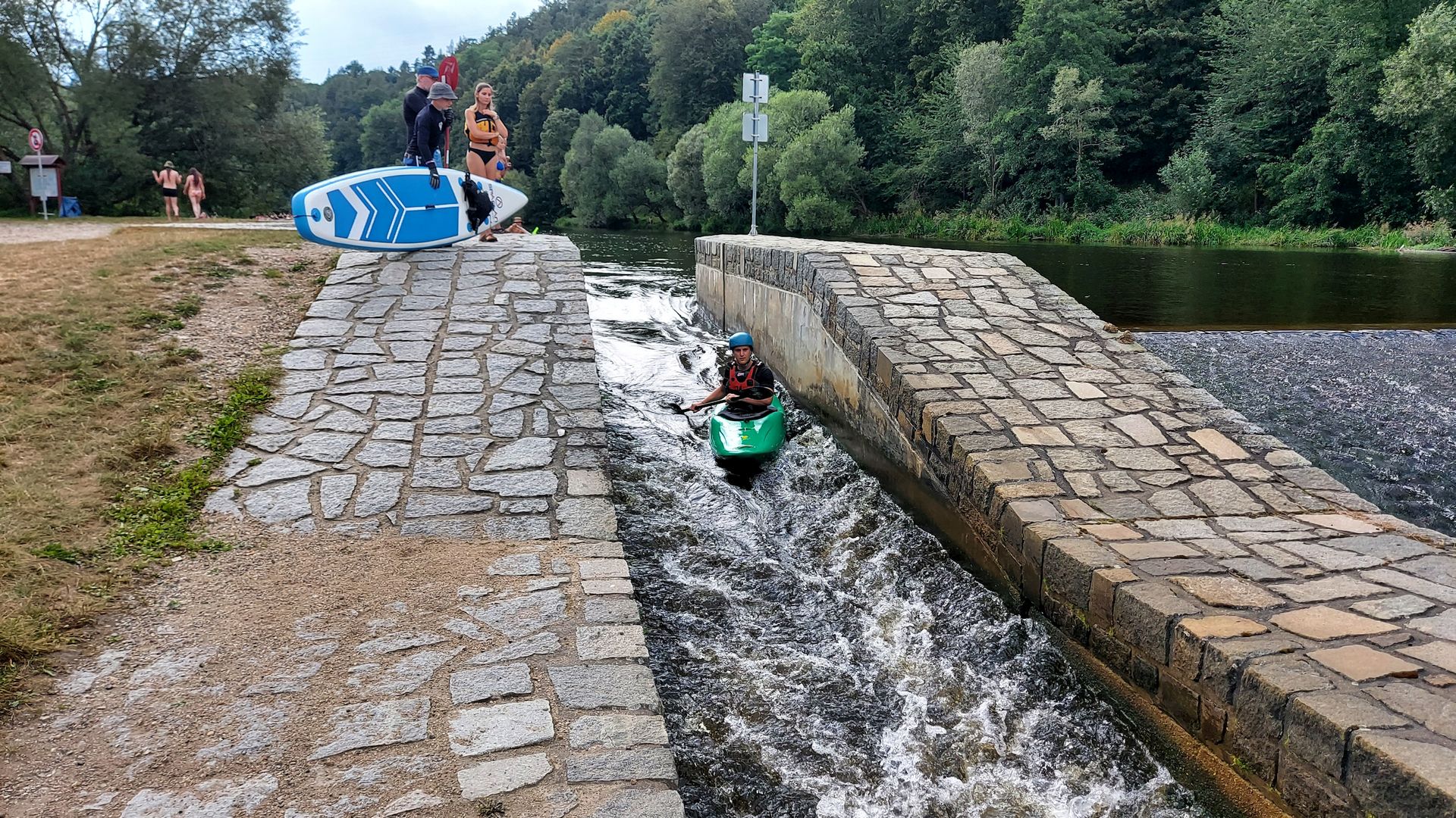 Kajak, Fluss Moldau (Vltava), Abschnitt Vyšší Brod - Boršov (Wanderstrecke) Bootsrutsche bei Zlatá Koruna 🛶 Leo B.