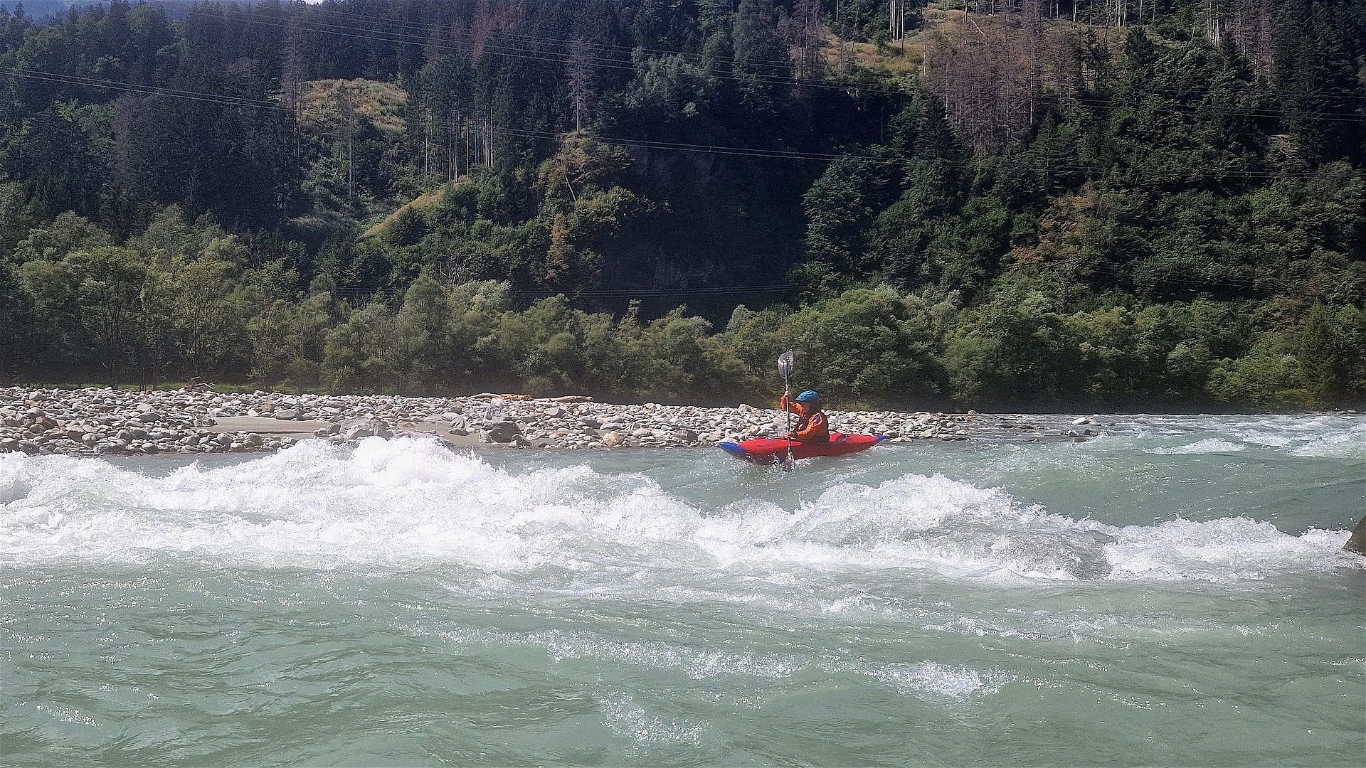 🛶 Katrin R. (© Joachim A. 11.8.24) Kajak, Fluss Isel, Abschnitt Huben - Ainet zwischen St. Johann und Ainet 🛶 Katrin R.