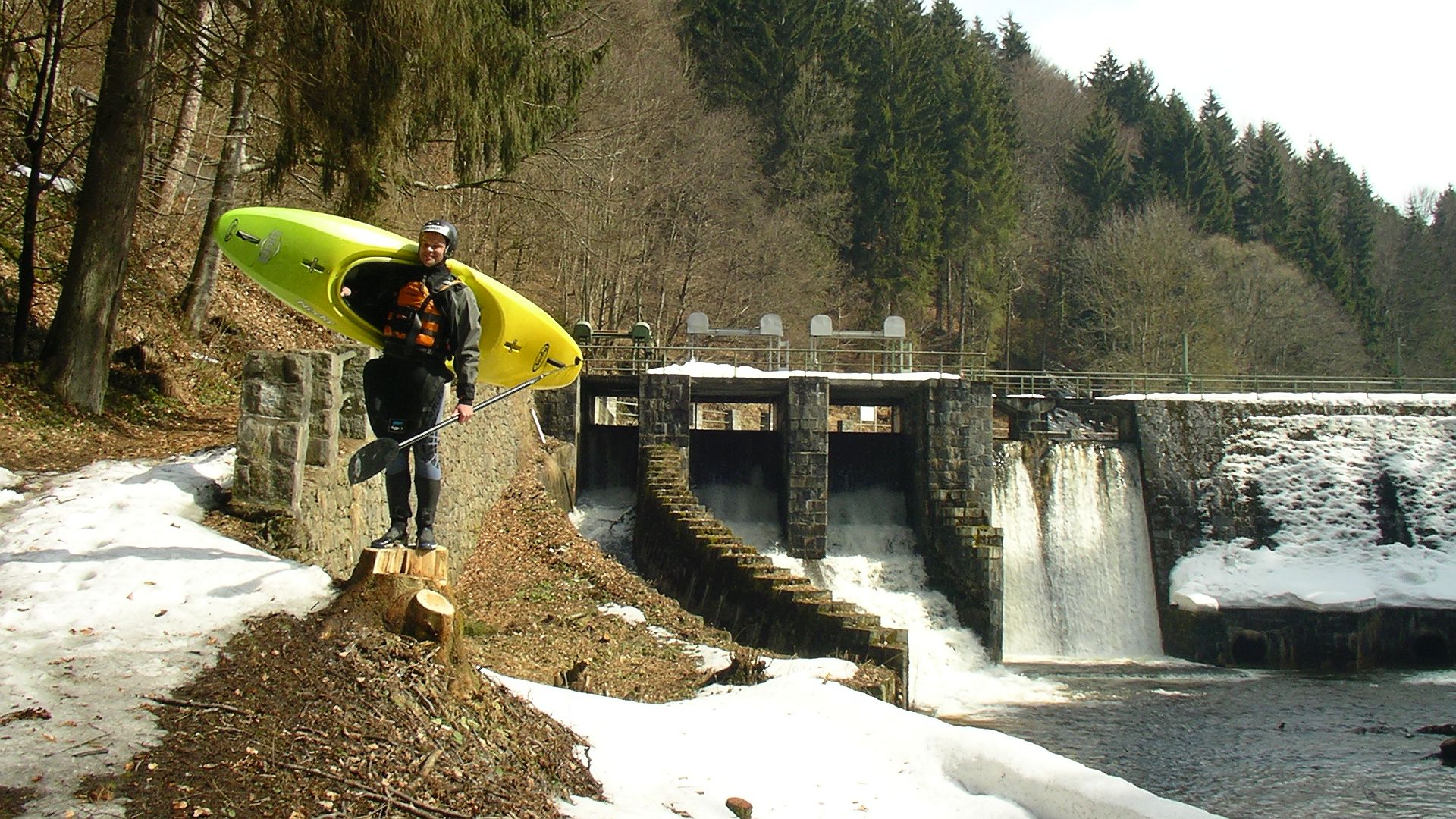 Kajak, Fluss Saußbach, Abschnitt Freyung - Wolfsteiner Ohe Staudamm in Freyung 🛶 Thomas R.