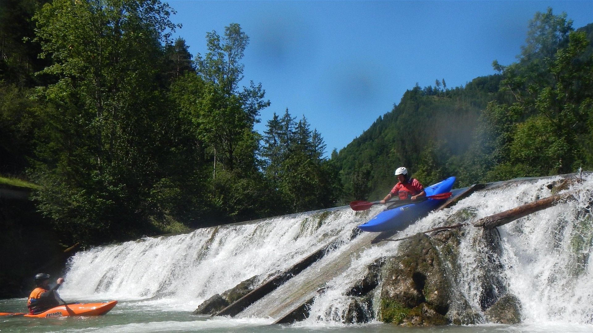 Kajak, Fluss Steyr, Abschnitt Stromboding - Elisabethsee (Obere Steyr) Sagmeister Wehr mit Bootsrutsche 