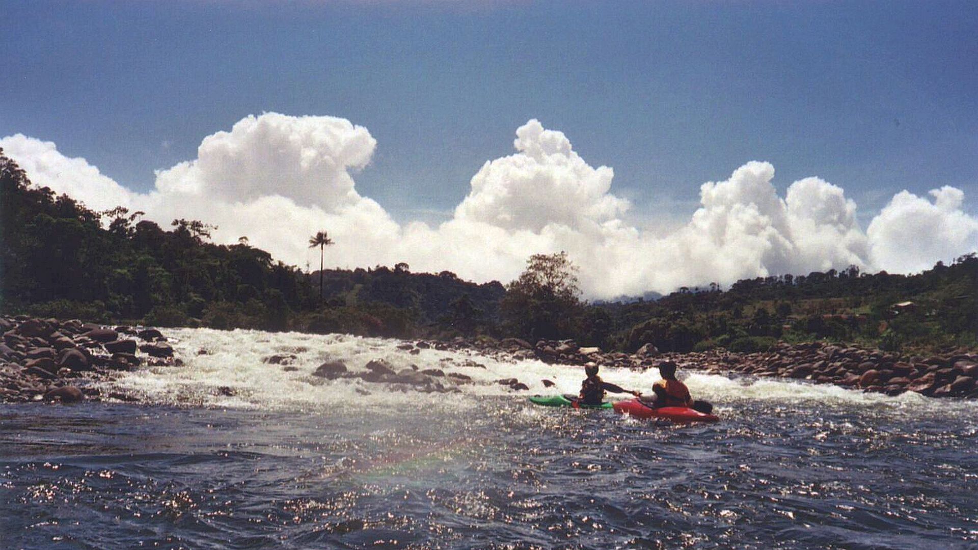 Kajak, Fluss Cosanga, Abschnitt Cosanga - Oritoyacu (Mittellauf) erster flotter Schwall 🛶 Heike, Frank