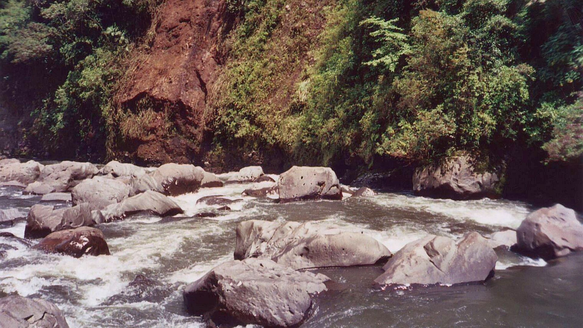 Kajak, Fluss Cosanga, Abschnitt Cosanga - Oritoyacu (Mittellauf) stark verblockter Katarakt Chibolo 