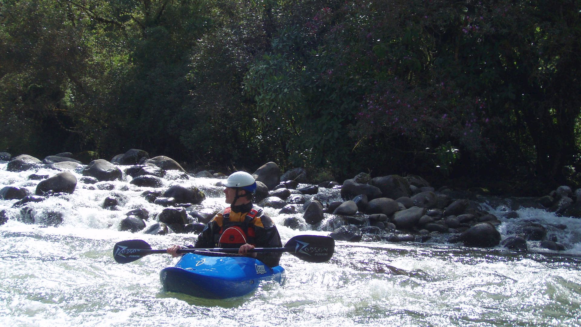 Kajak, Fluss Cosanga, Abschnitt Rio Aliso - Cosanga (Oberlauf) grobe Kiesbankschwälle 🛶 Christoph M.