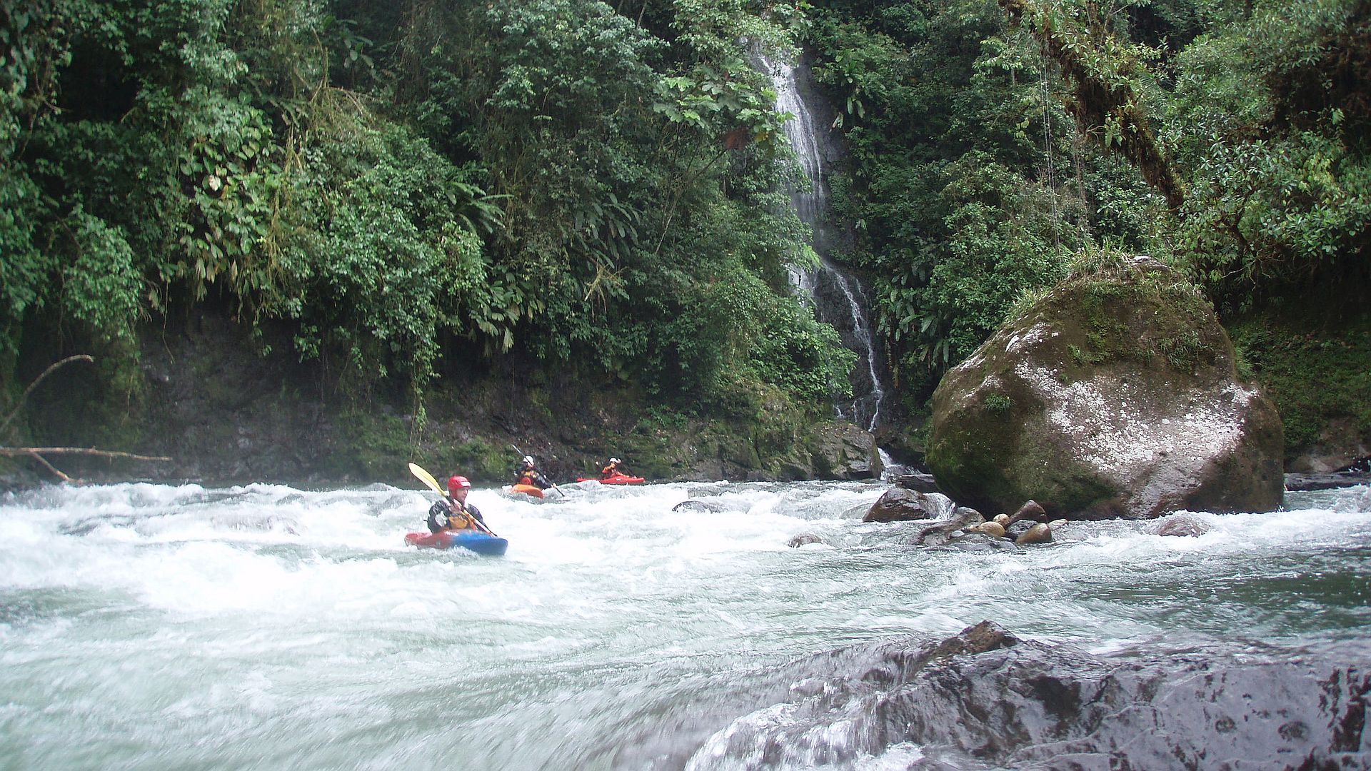 Kajak, Fluss Hollin, Abschnitt Cascadas - Santo Domingo viele kleine Wasserfälle 🛶 Peter F., Fabian T., Patrick M.