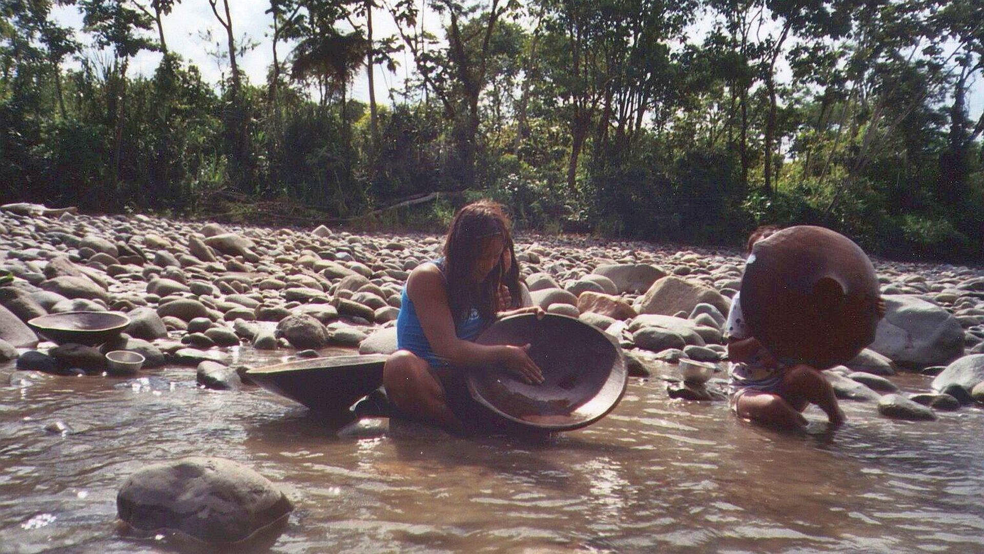 Kajak, Fluss Jatunyacu, Abschnitt Laguna Azul - Puerto Napo (Oberlauf) Goldwäscherinnen 