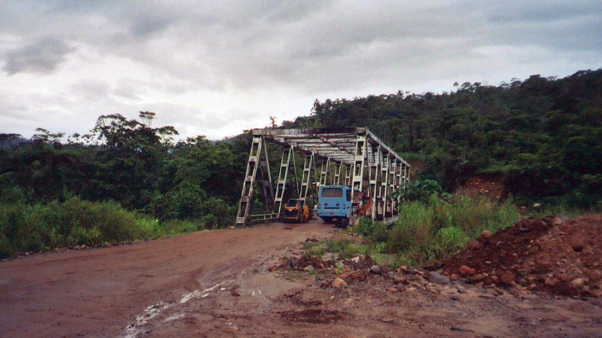Kajak, Fluss Jondachi, Abschnitt Osayacu - Santo Domingo (Unterlauf) Brücke am Einstieg 