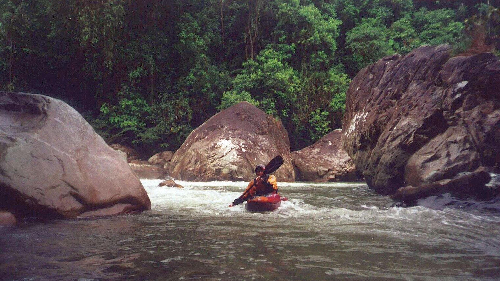 Kajak, Fluss Jondachi, Abschnitt Osayacu - Santo Domingo (Unterlauf) zwischen großen Blöcken 🛶 Norbet B.