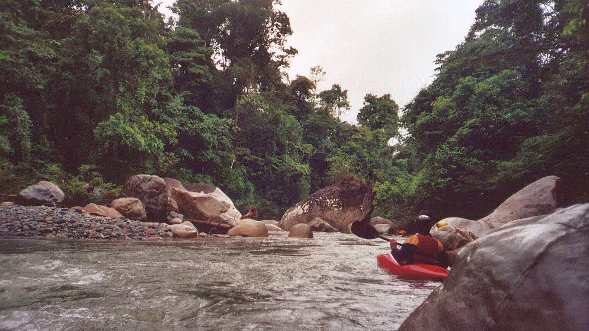 Kajak, Fluss Jondachi, Abschnitt Osayacu - Santo Domingo (Unterlauf) einsame Urwaldschlucht 🛶 Lothar S., Norbet B.