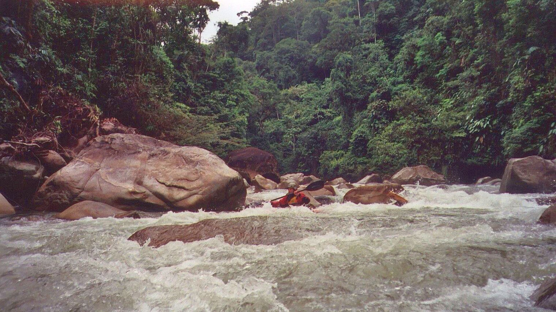 Kajak, Fluss Jondachi, Abschnitt Osayacu - Santo Domingo (Unterlauf) wieder ein Blockparcour 🛶 Thomas