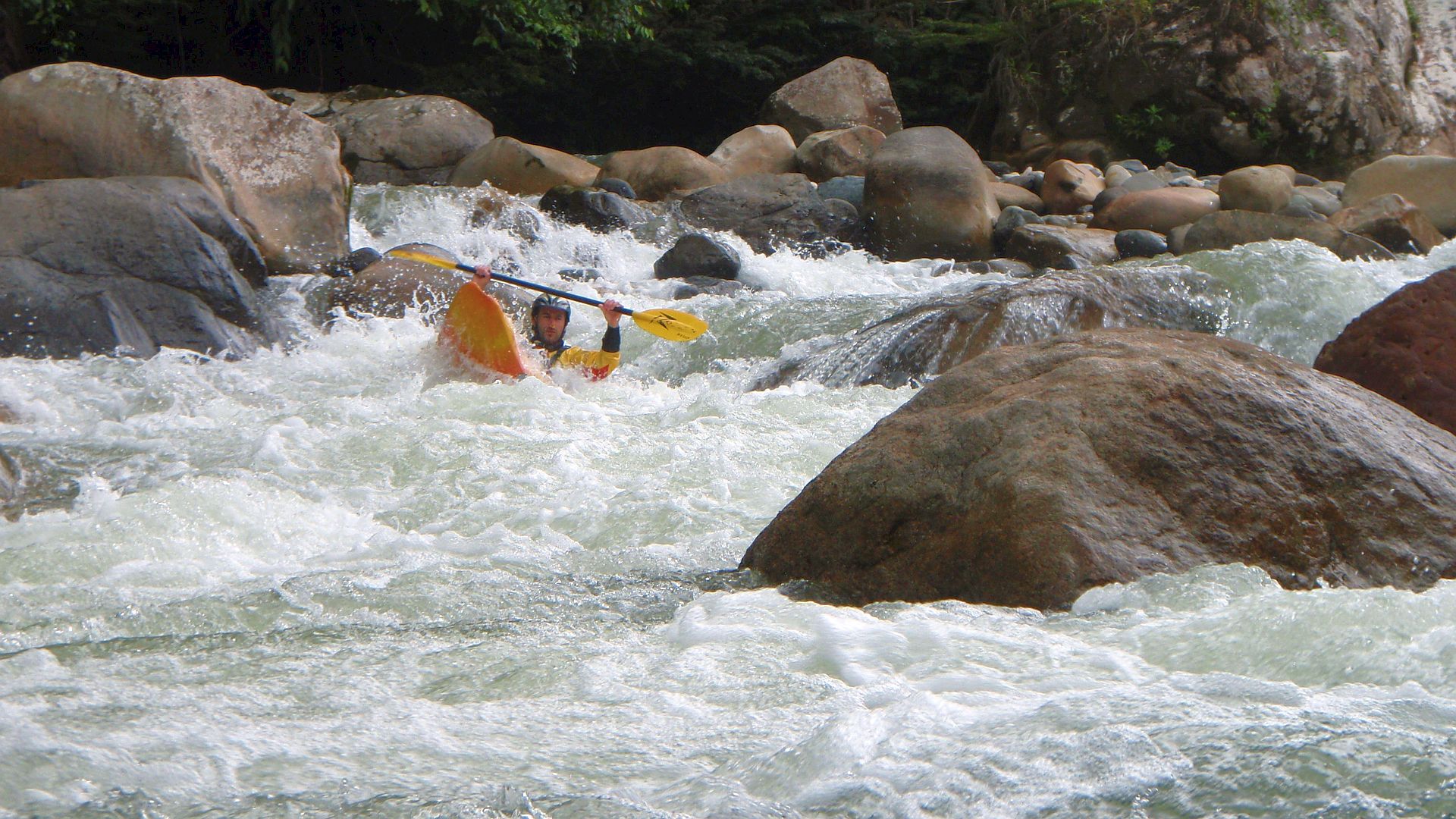 Kajak, Fluss Misahualli, Abschnitt Cotundo - Archidona (Oberlauf) im Blockparcour 🛶 Fabian T.