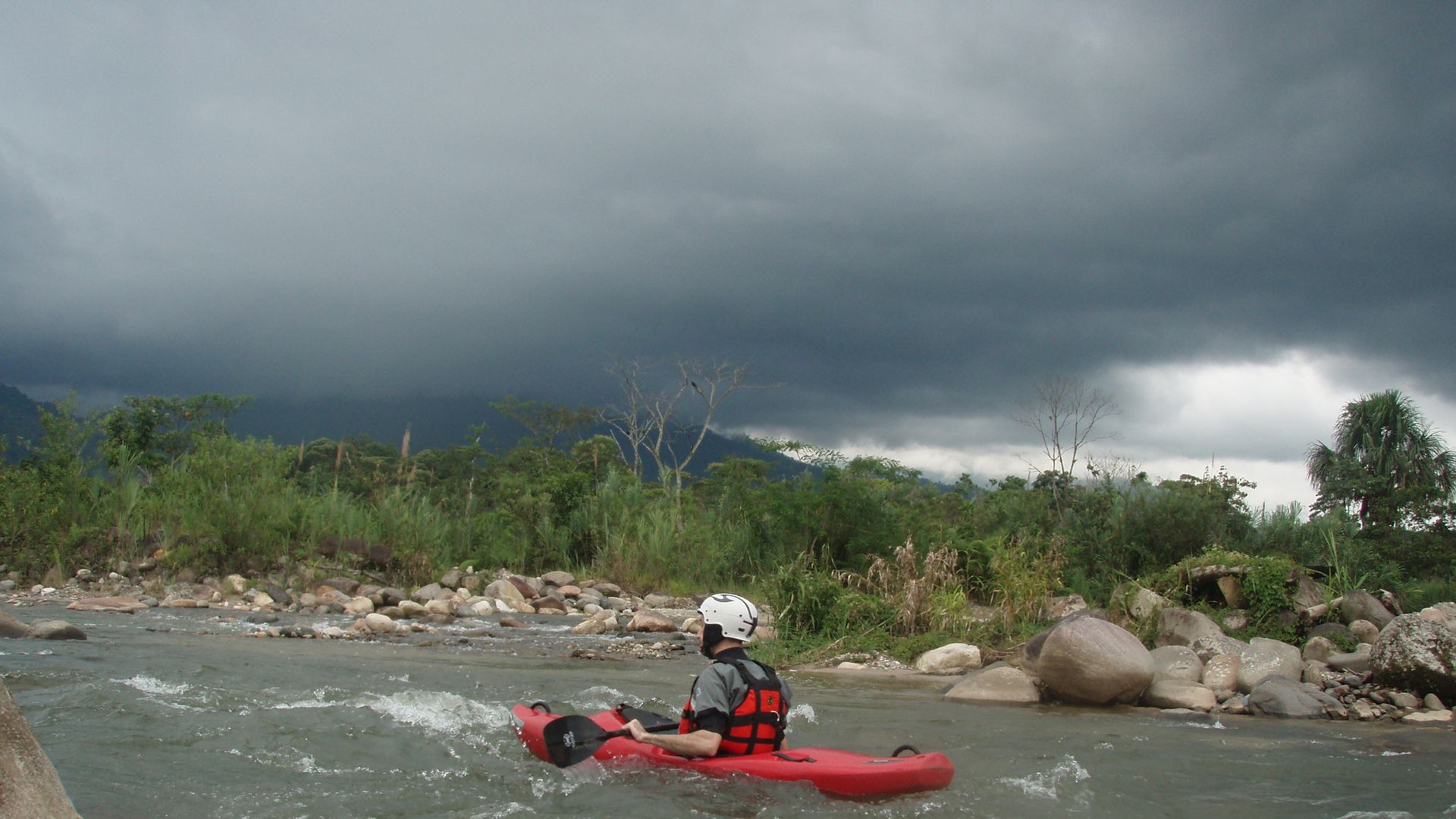 Kajak, Fluss Misahualli, Abschnitt Cotundo - Archidona (Oberlauf) der Regen kommt 🛶 Patrick M.