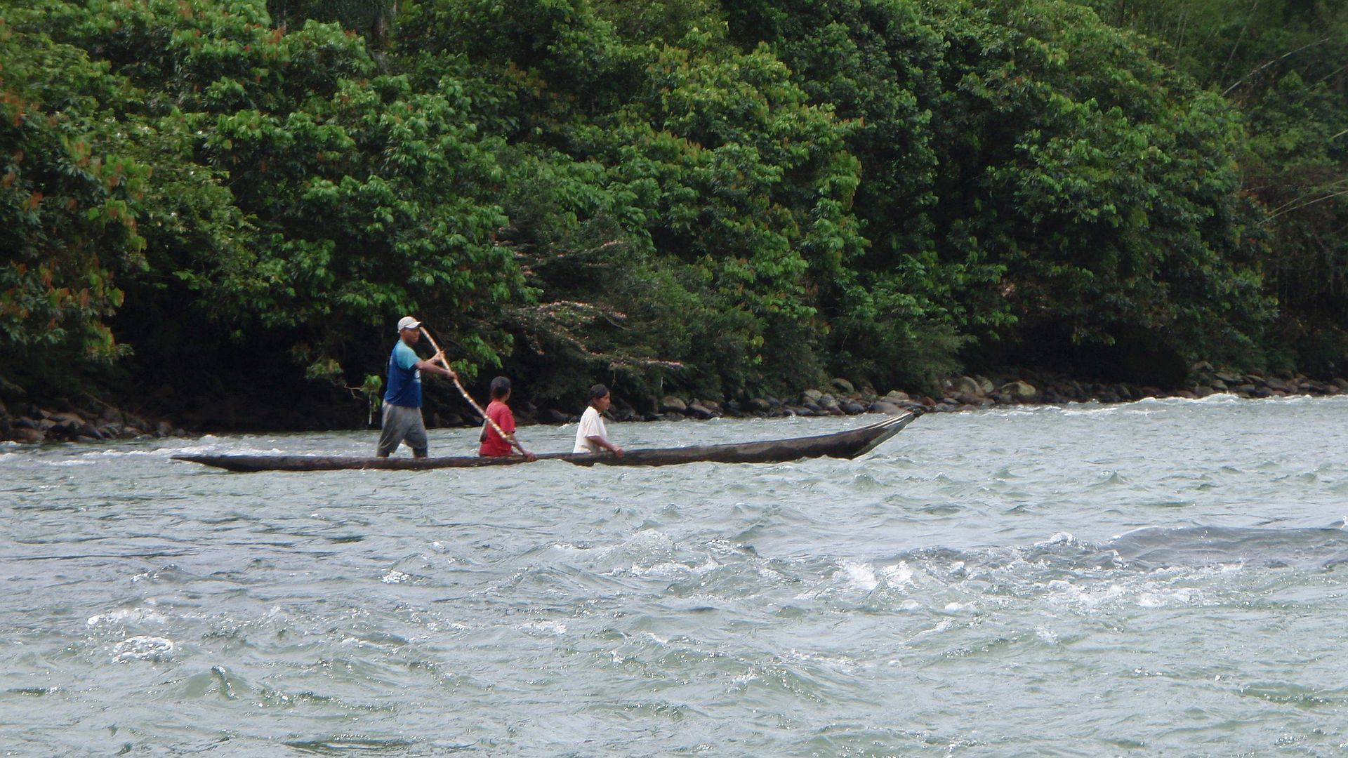 Kajak, Fluss Misahualli, Abschnitt Santo Domingo - Puerto Misahualli (Unterlauf) Gondoliere im Einbaum 