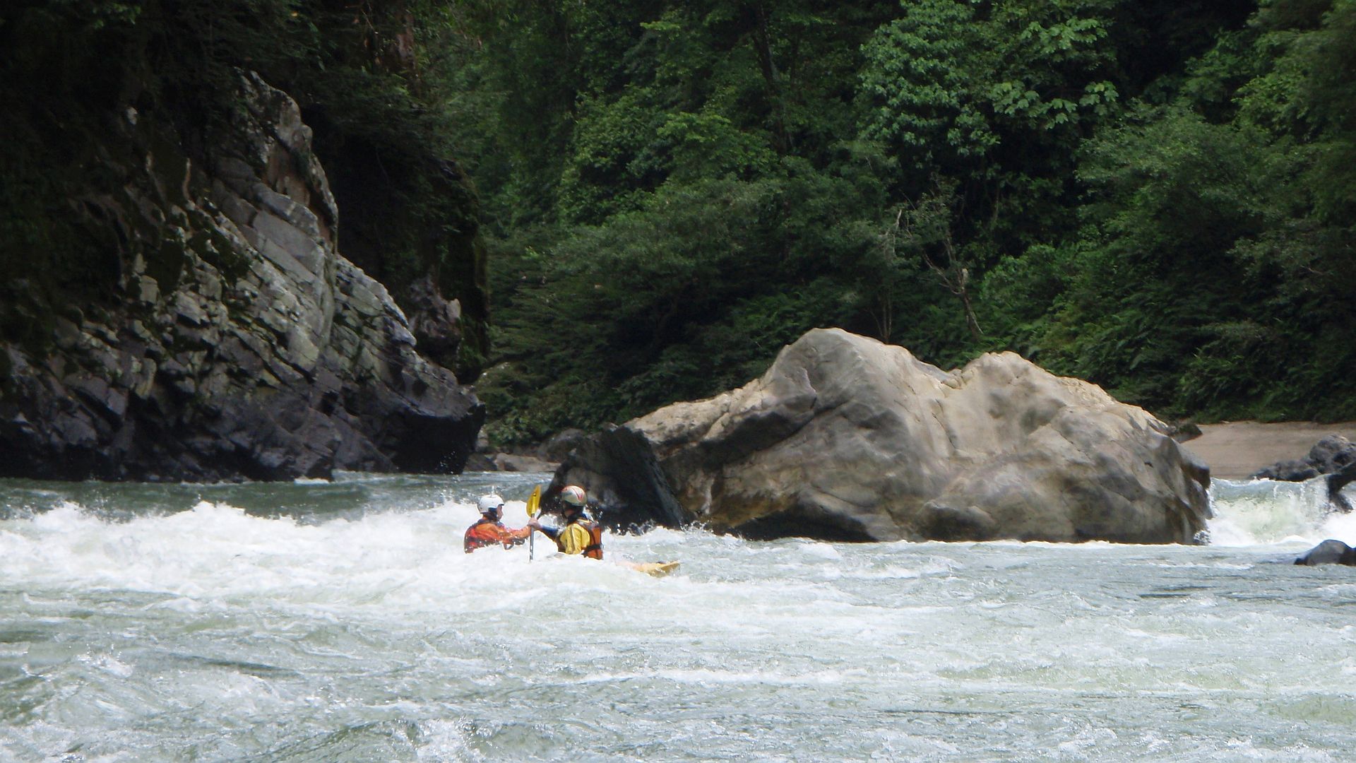 Kajak, Fluss Misahualli, Abschnitt Santo Domingo - Puerto Misahualli (Unterlauf) flussbreite Stufen 🛶 Patrick M., Fabian T.