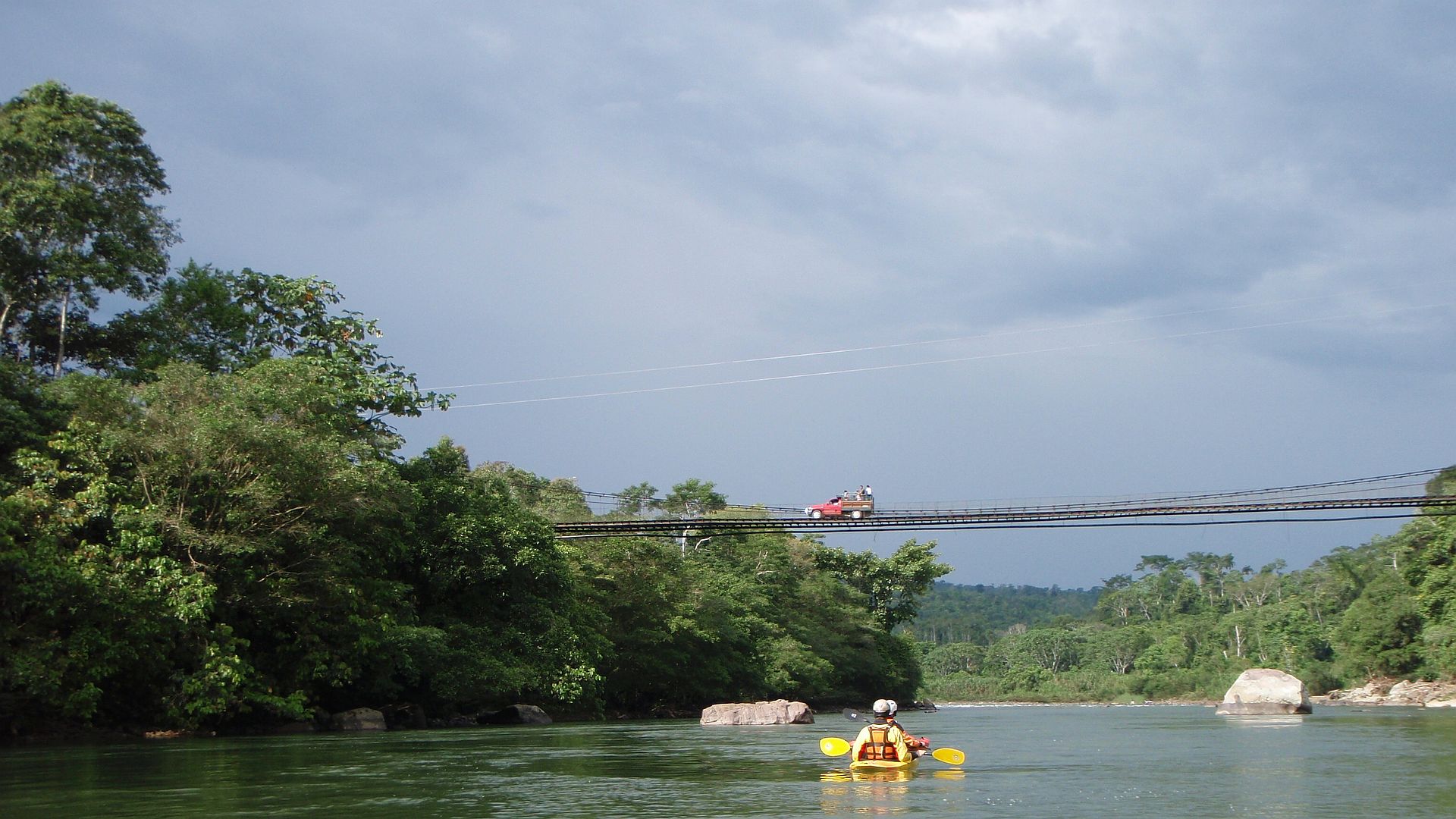 Kajak, Fluss Misahualli, Abschnitt Santo Domingo - Puerto Misahualli (Unterlauf) stabile Hängebrücke 🛶 Patrick M., Fabian T.