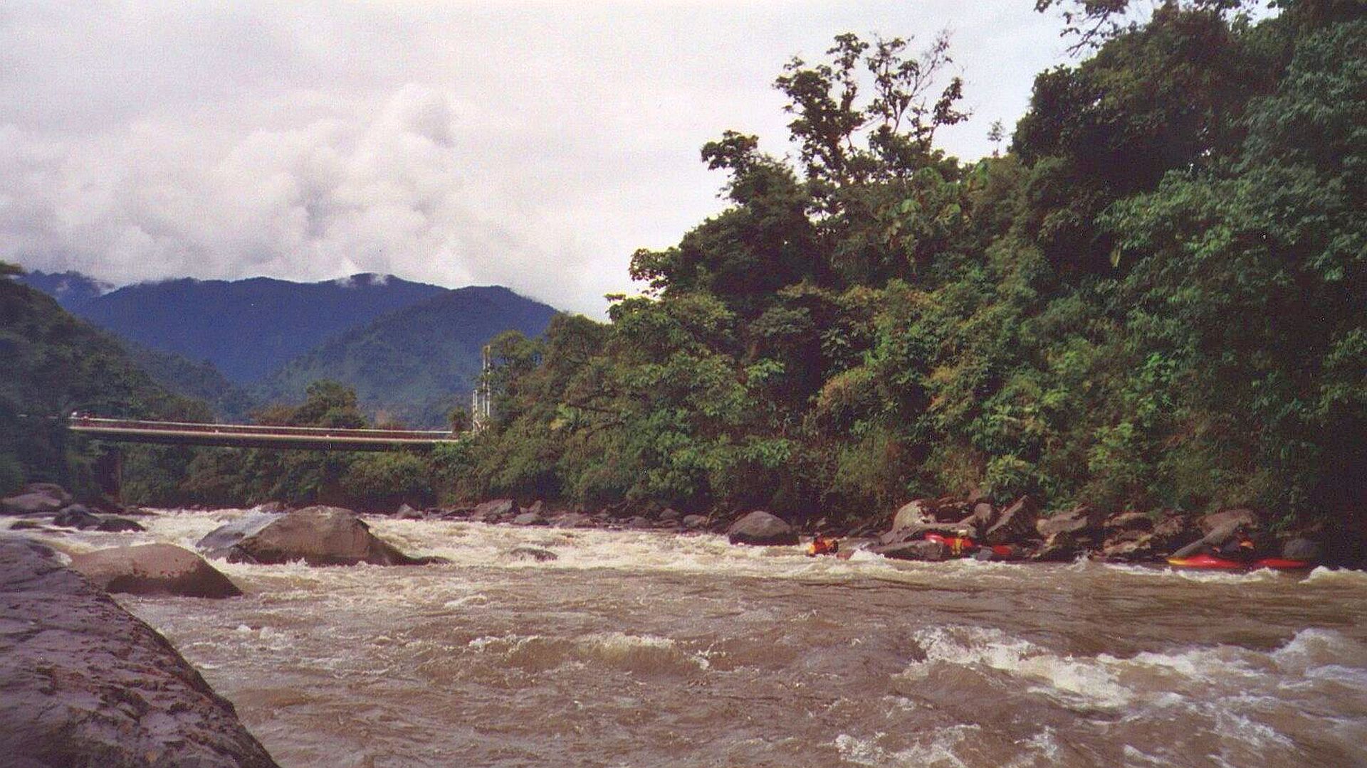 Kajak, Fluss Quijos, Abschnitt Baeza - Sardinas Grande Einstieg bei der Brücke nahe Baeza 🛶 Thorsten, Heike, Norbert