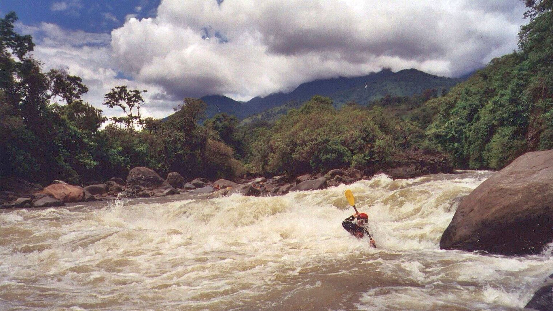 Kajak, Fluss Quijos, Abschnitt Baeza - Sardinas Grande Katarakt nach der Insel 🛶 Peter F.