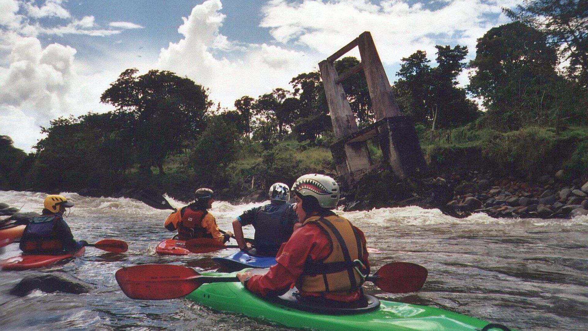 Kajak, Fluss Quijos, Abschnitt Baeza - Sardinas Grande verfallene Brücke 🛶 Elizabeth, Norbert, Kurt, Heike
