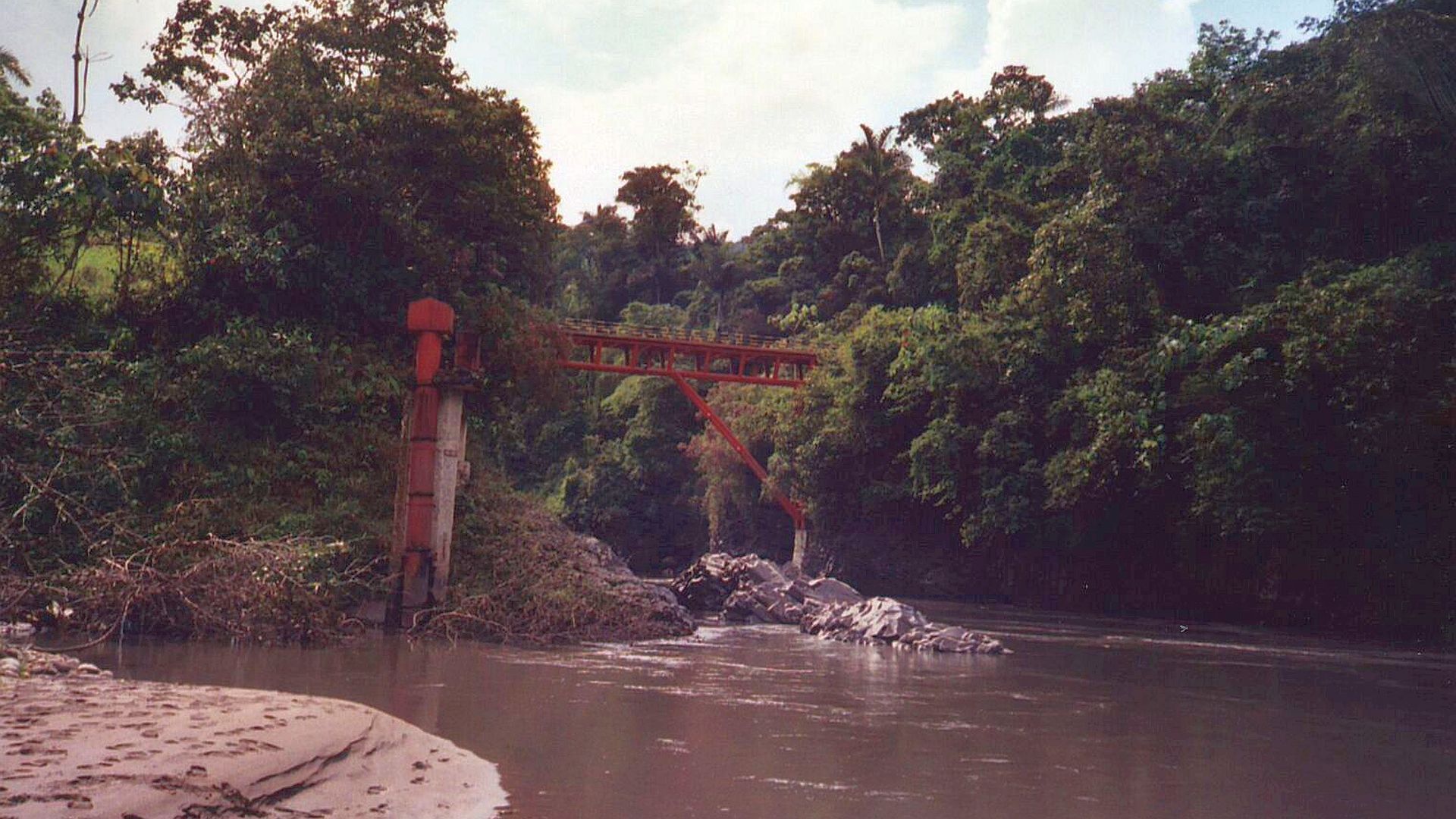 Kajak, Fluss Quijos, Abschnitt Sardinas Grande - Puente Bombon Puente Bombon aus Pipelinerohren 