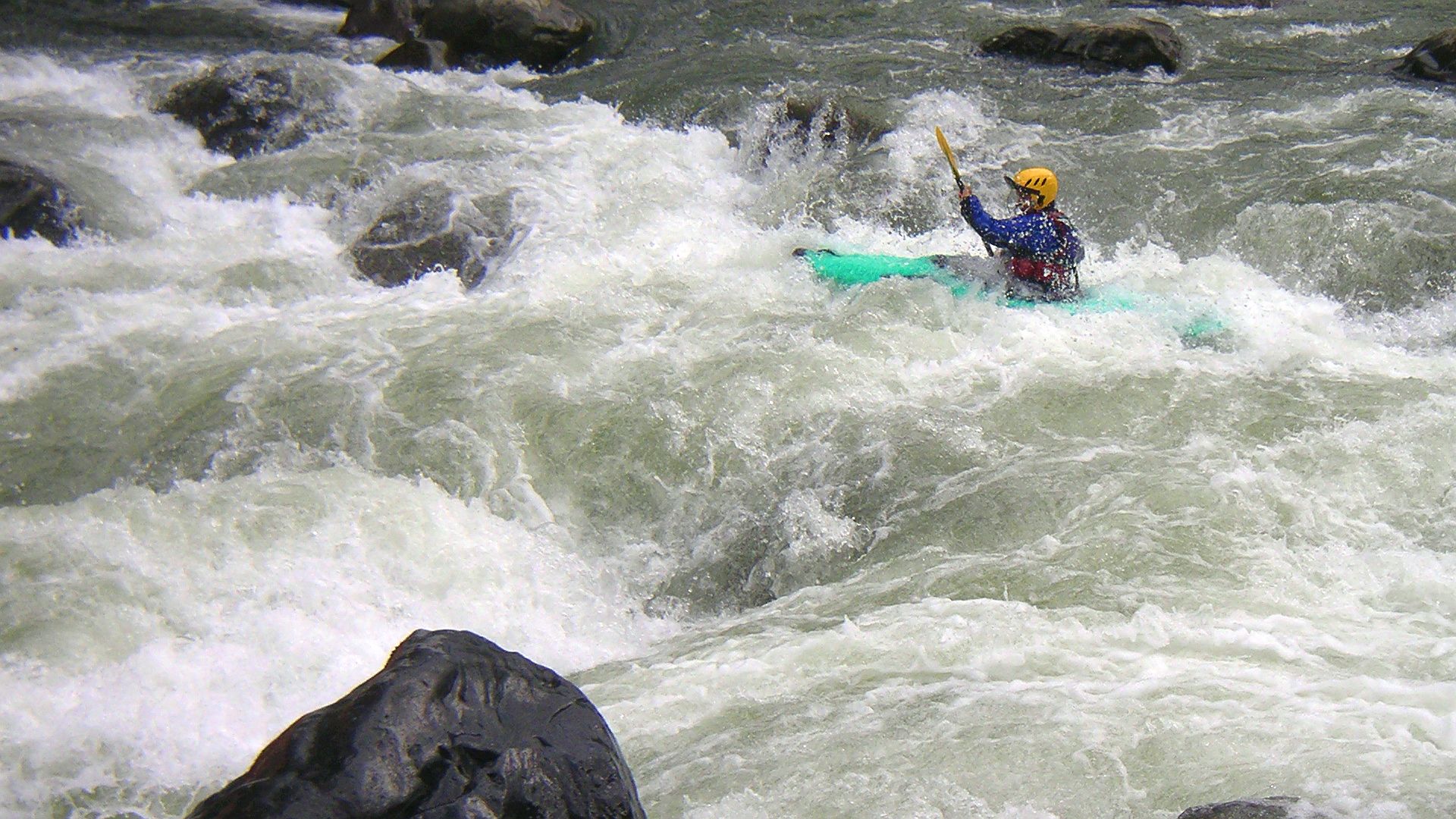 Kajak, Fluss Pacuare, Abschnitt Bajo Pacuare Sur - B. P. Norte (Upper Upper) grob verblockter Rapid 🛶 Elizabeth I.