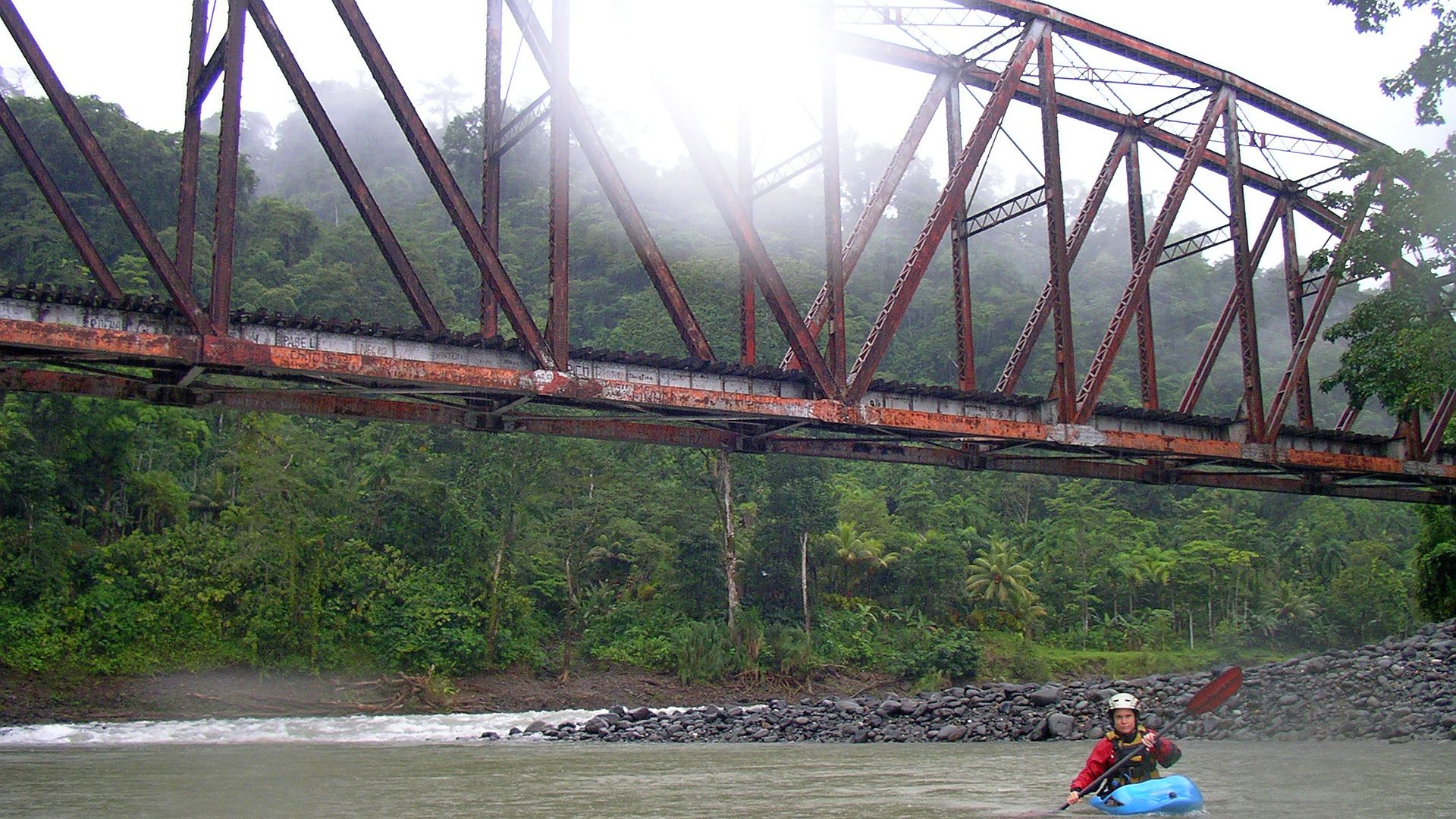 Kajak, Fluss Pacuare, Abschnitt San Martin - Siquierres (Lower) Eisenbahnbrücke vor dem Ausstieg 🛶 Heike W.
