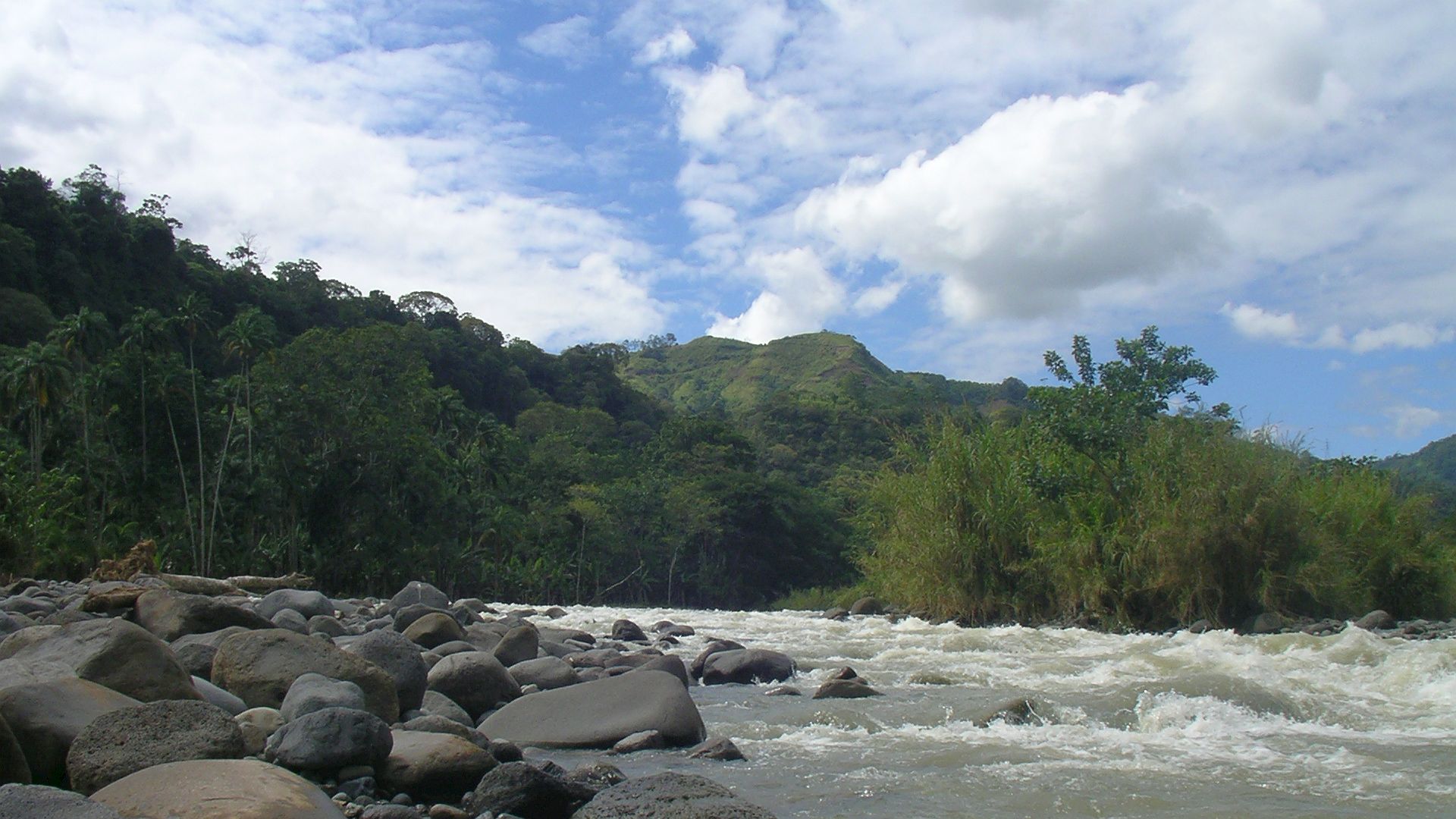 © Peter F. 4.12.04 Kajak, Fluss Reventazon, Abschnitt Casa Maquina - Lago Angostura etwas wuchtig