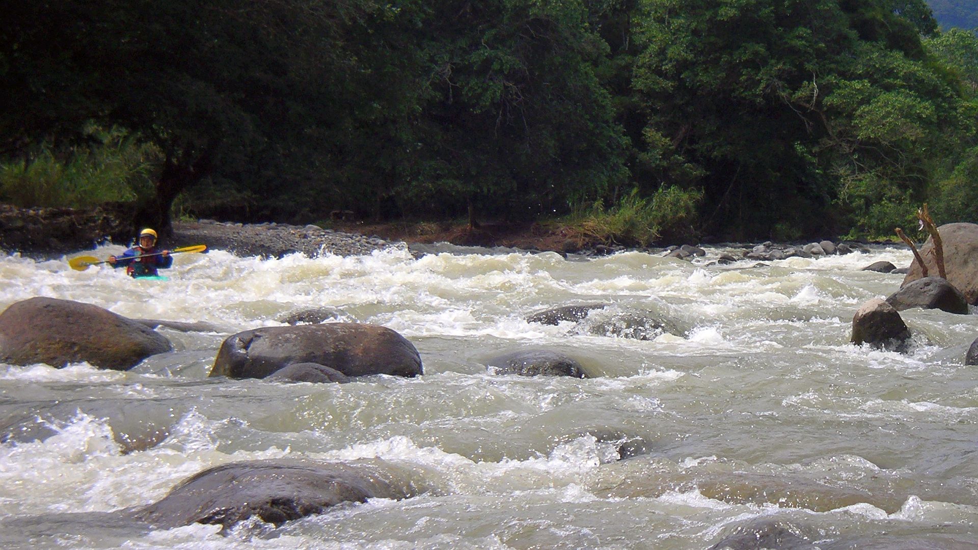 🛶 Elizabeth I. (© Peter F. 4.12.04) Kajak, Fluss Reventazon, Abschnitt Casa Maquina - Lago Angostura verblockter Schwall 🛶 Elizabeth I.