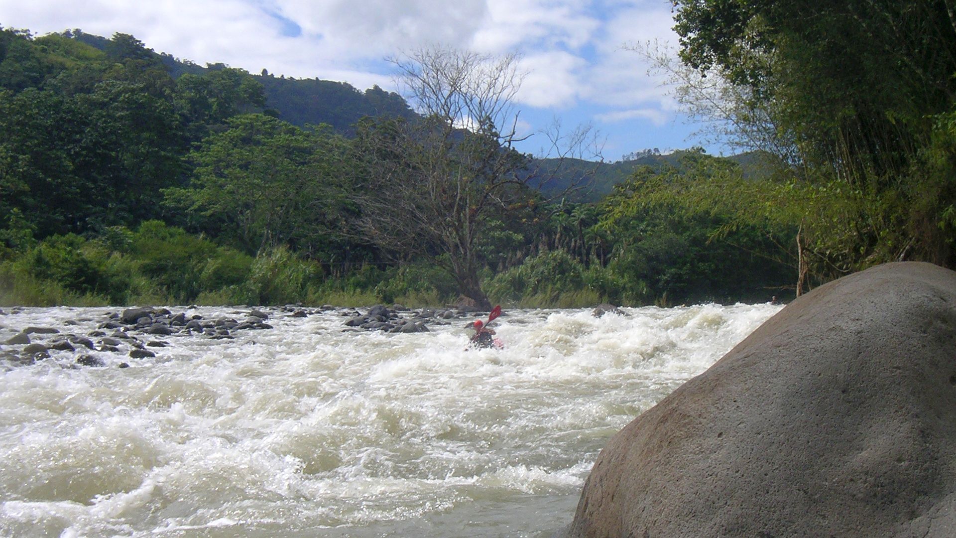 🛶 Peter F. (© Elizabeth I. 4.12.04) Kajak, Fluss Reventazon, Abschnitt Casa Maquina - Lago Angostura Schwall nach dem 2. Einstieg 🛶 Peter F.