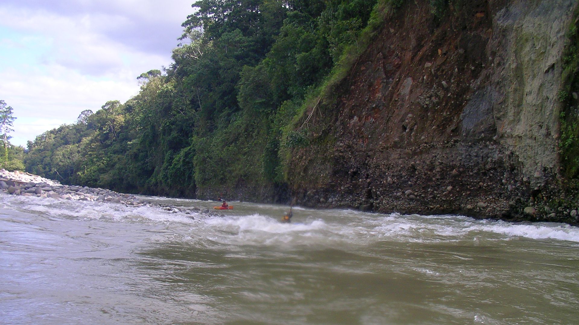 🛶 Frank B., Heike W. (© Peter F. 4.12.04) Kajak, Fluss Reventazon, Abschnitt Casa Maquina - Lago Angostura letzte schwerere Stelle gegen Ende 🛶 Frank B., Heike W.