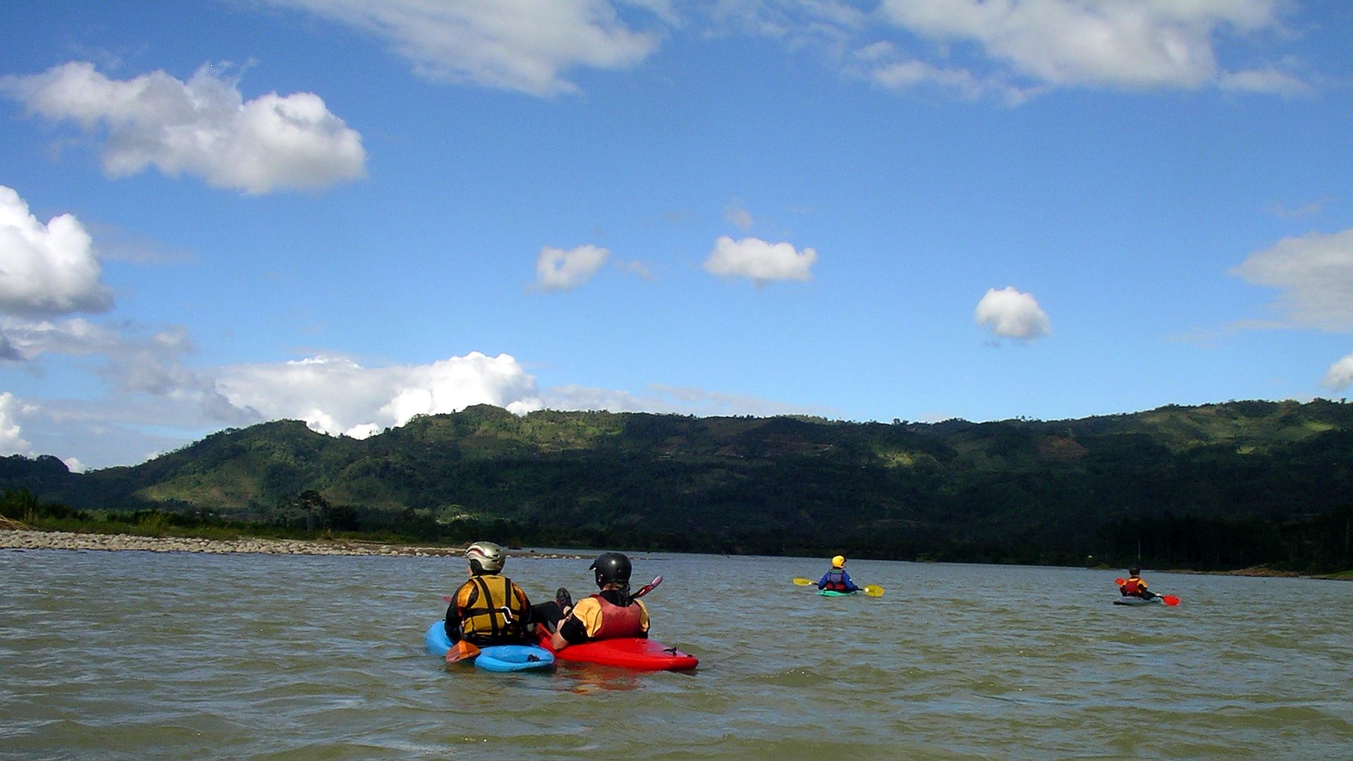 🛶 Gringos L. (© Peter F. 4.12.04) Kajak, Fluss Reventazon, Abschnitt Casa Maquina - Lago Angostura noch 1km über den Lago Angostura 🛶 Gringos L.