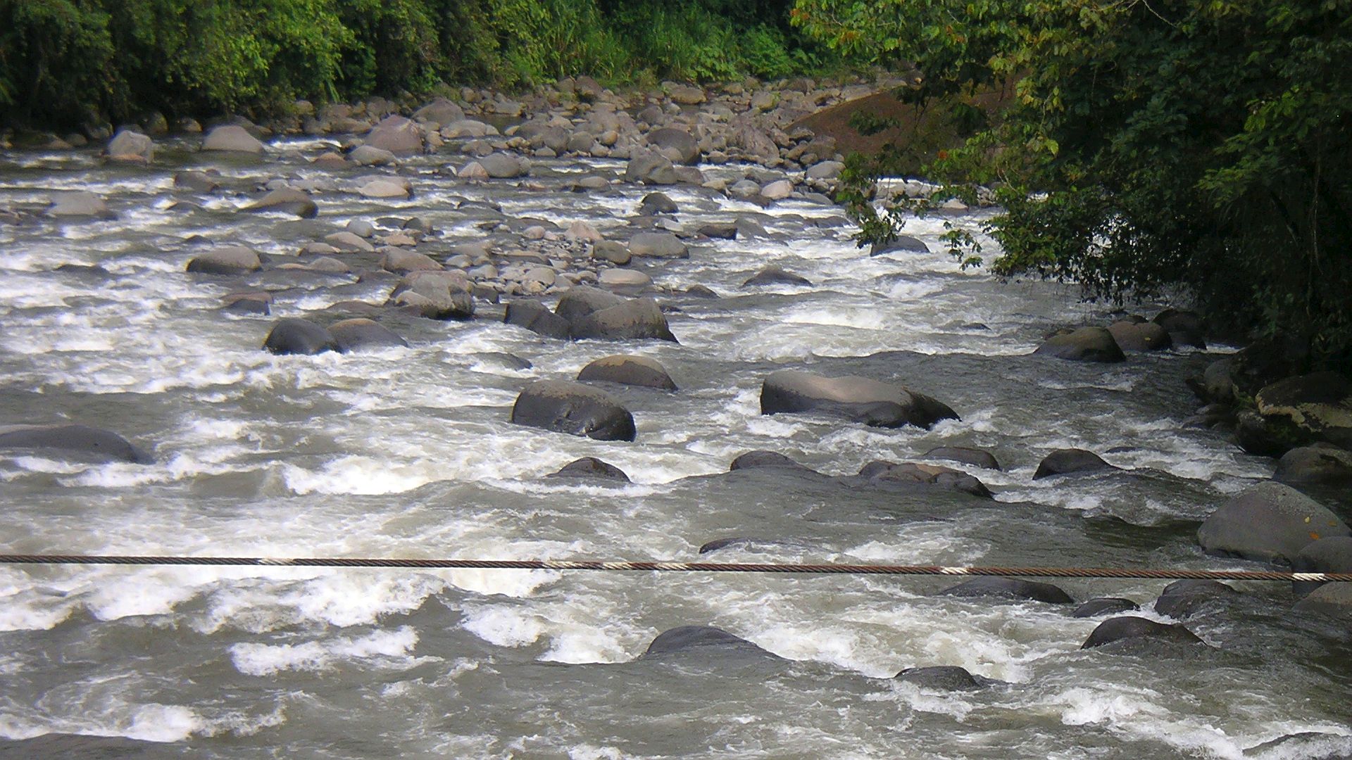 Kajak, Fluss Sarapiqui, Abschnitt San Miguel - La Virgen (Oberer Sarapiqui) Einstiegskatarakt von der Brücke aus gesehen 