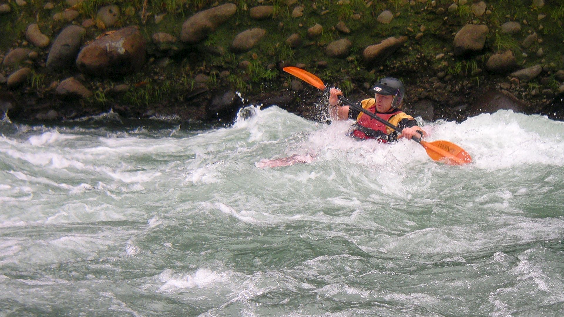 Kajak, Fluss Sarapiqui, Abschnitt La Virgen - Chilamate (Mittlerer Sarapiqui) Aufwärmstelle oberhalb der Einstiegsbrücke 🛶 Frank B.