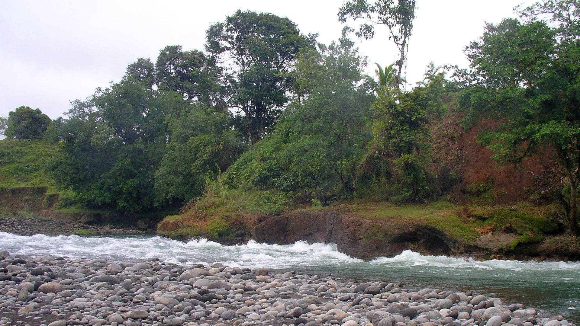Kajak, Fluss Sarapiqui, Abschnitt La Virgen - Chilamate (Mittlerer Sarapiqui) Schwall mit ausgewaschenen Felsen 
