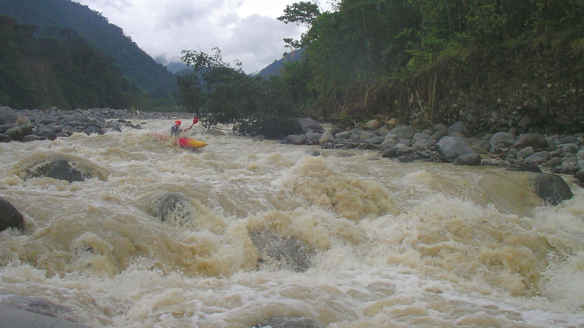 Kajak, Fluss Sucio, Abschnitt Rio Hondura - Santa Clara wieder eine heiße Stelle 🛶 Peter F.