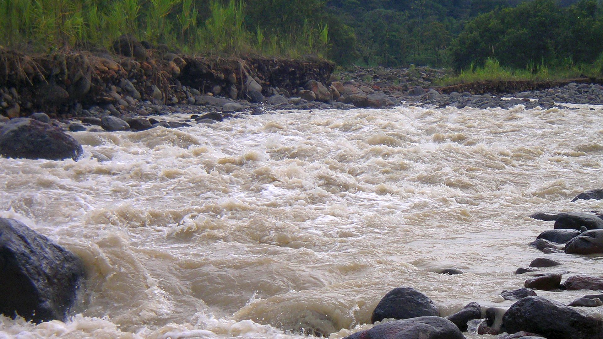 Kajak, Fluss Sucio, Abschnitt Rio Hondura - Santa Clara wuchtig vom Anfang bis zum Ende 