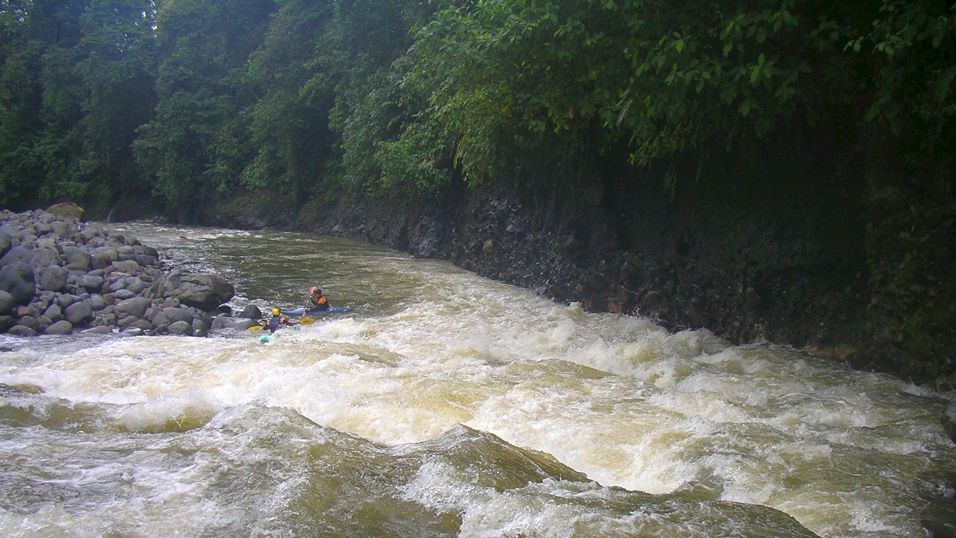 Kajak, Fluss Toro, Abschnitt Recreo Verde - Venecia (Oberer Toro) fiese Doppelwalze 🛶 Elizabeth I., Bernd A.