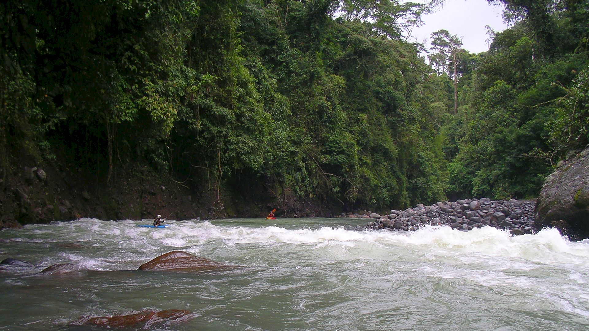 Kajak, Fluss Toro, Abschnitt Venecia - Pital (Mittlerer Toro) der 4. Rapid binnen 1km 🛶 Frank B., Heike W.