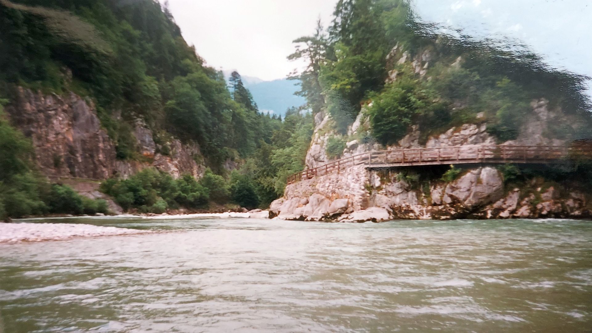 Kajak, Fluss Kössener Ache, Abschnitt Kössen - Marquartstein (Entenlochklamm) Steig am r Ufer 