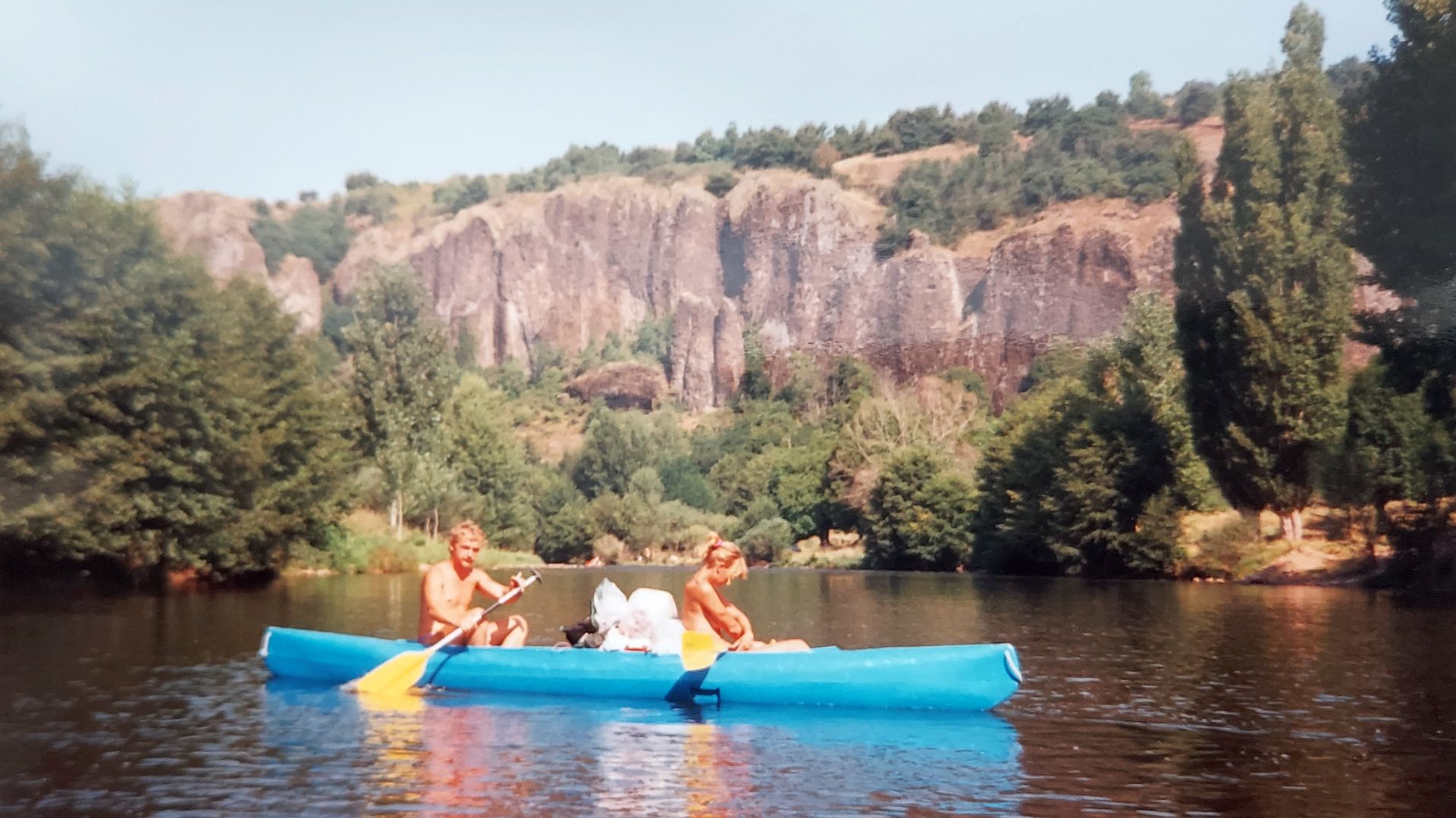 Kajak, Fluss Allier, Abschnitt Prades - Langeac schönes Vulkangestein 🛶 Peter F., Ulli F.