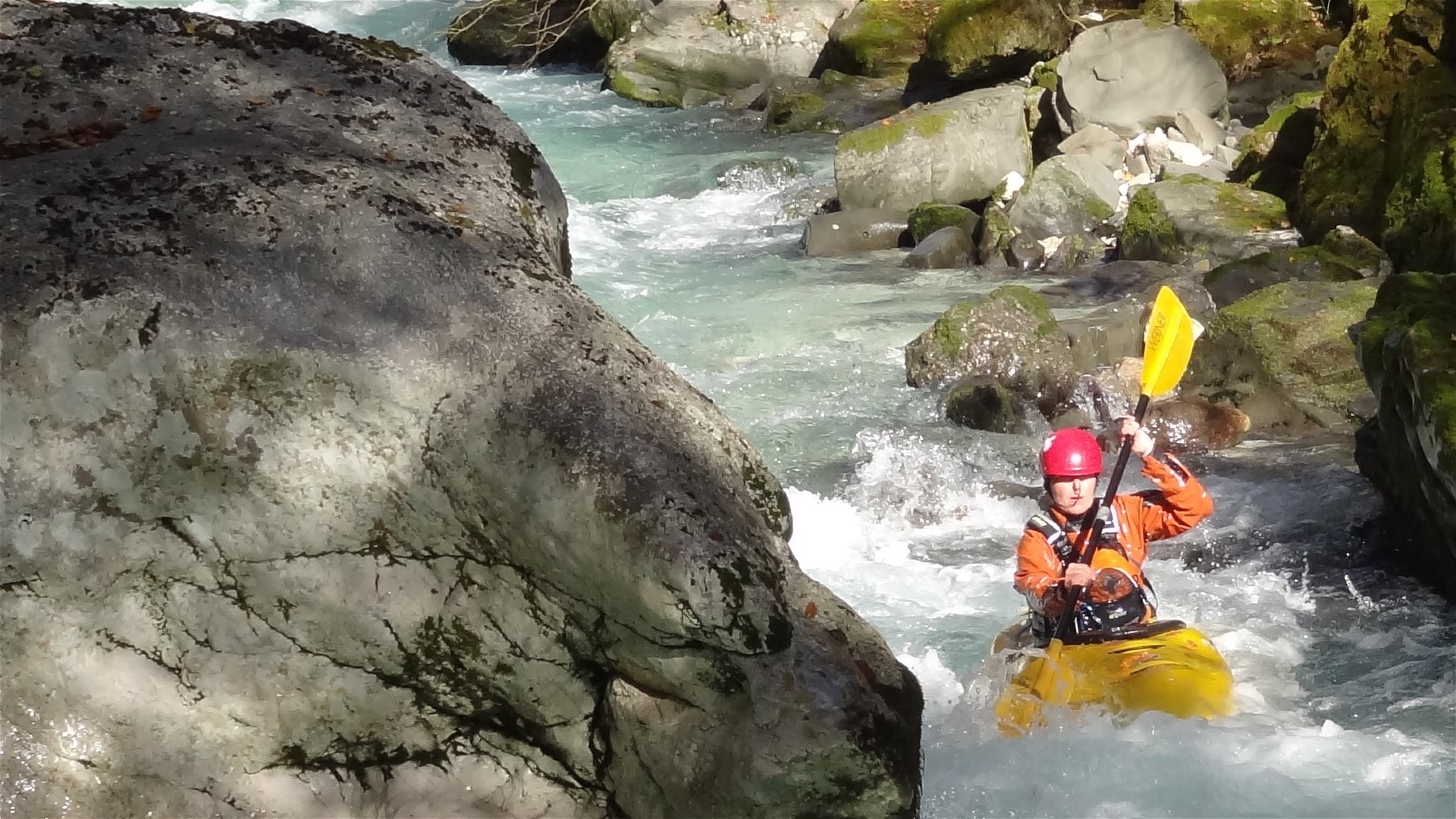 Kajak, Fluss Koritnica, Abschnitt Festung - Soča Felsblock nach der Straßenbrücke 