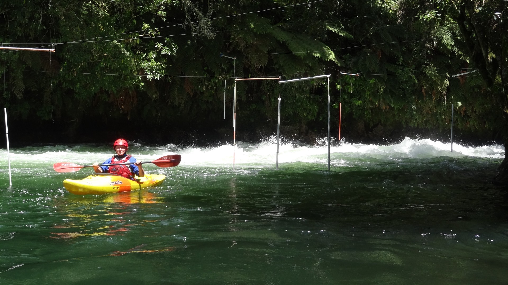 Kajak, Fluss Kaituna, Abschnitt Okere Falls Run (Standardstrecke) Slalomstreck am Beginn 