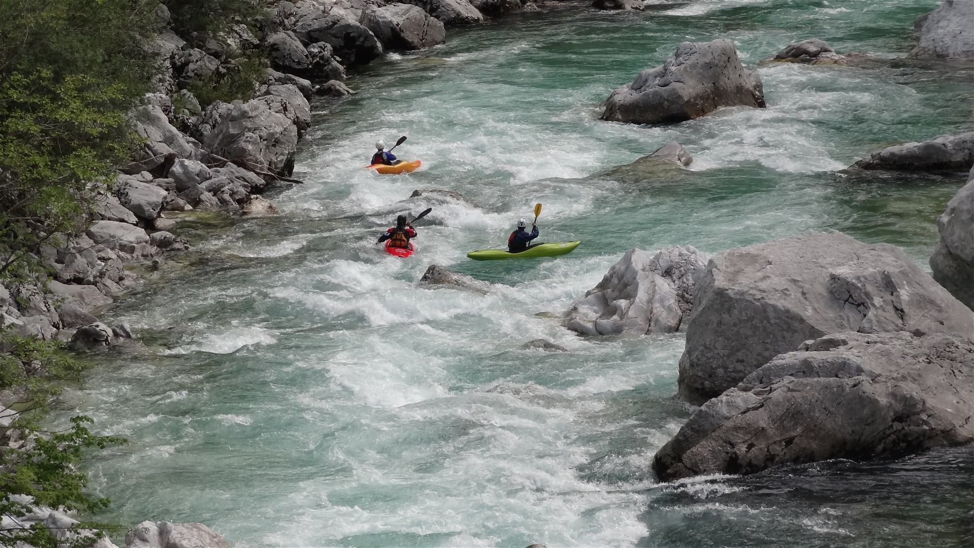 Kajak, Fluss Soča, Abschnitt Friedhofstrecke + Slalomstrecke Beginn der Slalomstrecke 