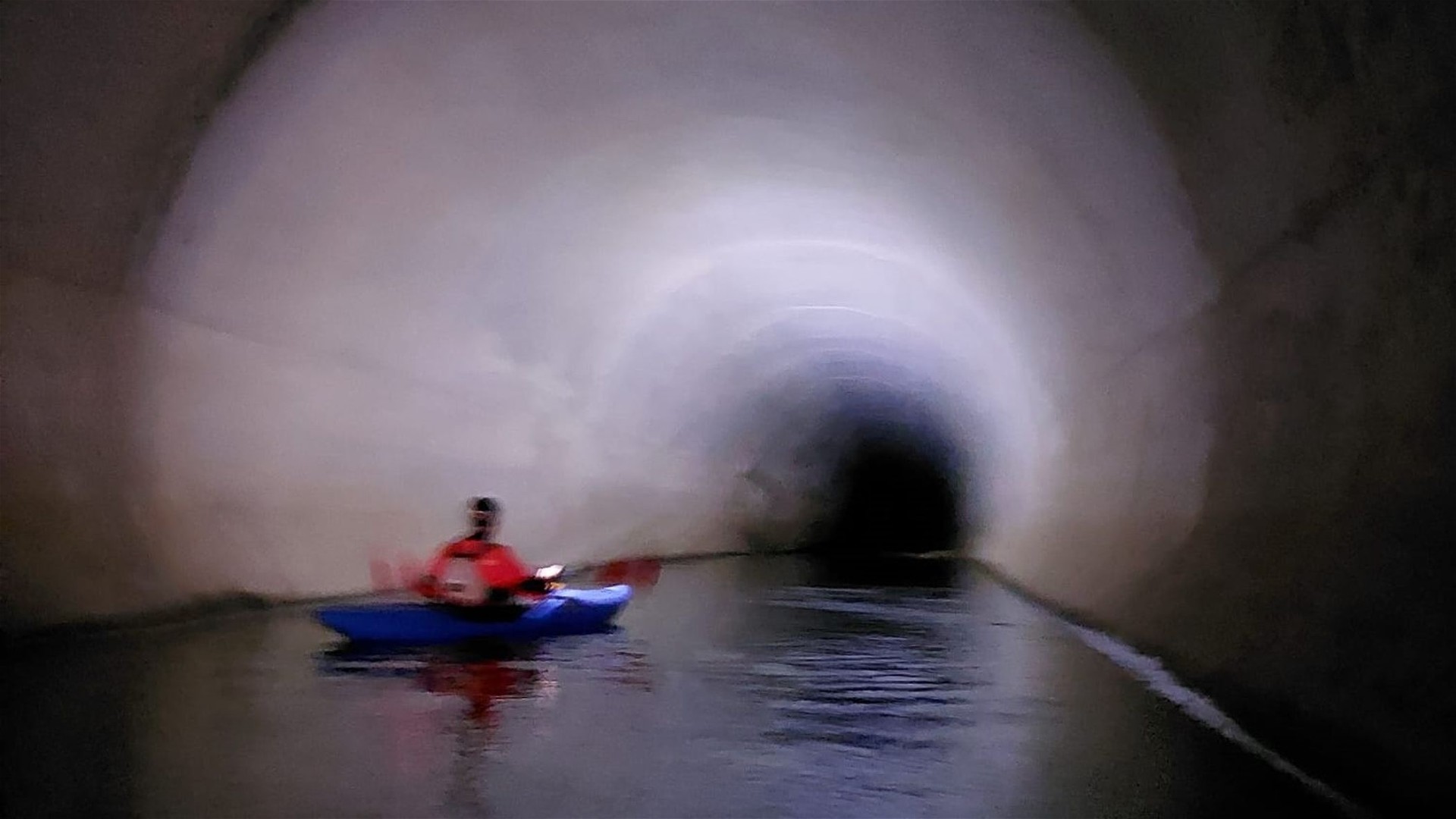 Kajak, Fluss Donau, Abschnitt Tunnelrunde im Tunnel 