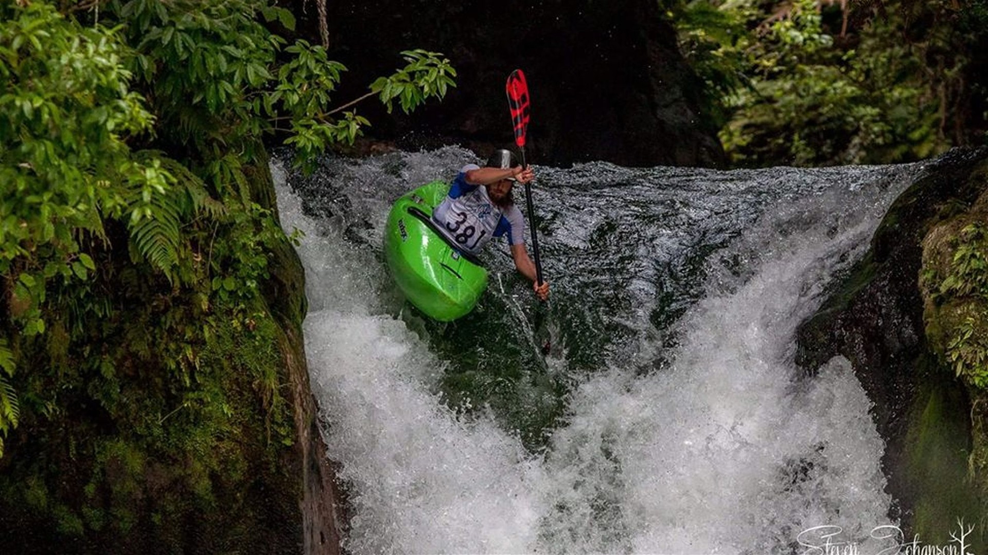 Kajak, Fluss Kaituna, Abschnitt Okere Falls Run (Standardstrecke) im Fall ganz r 