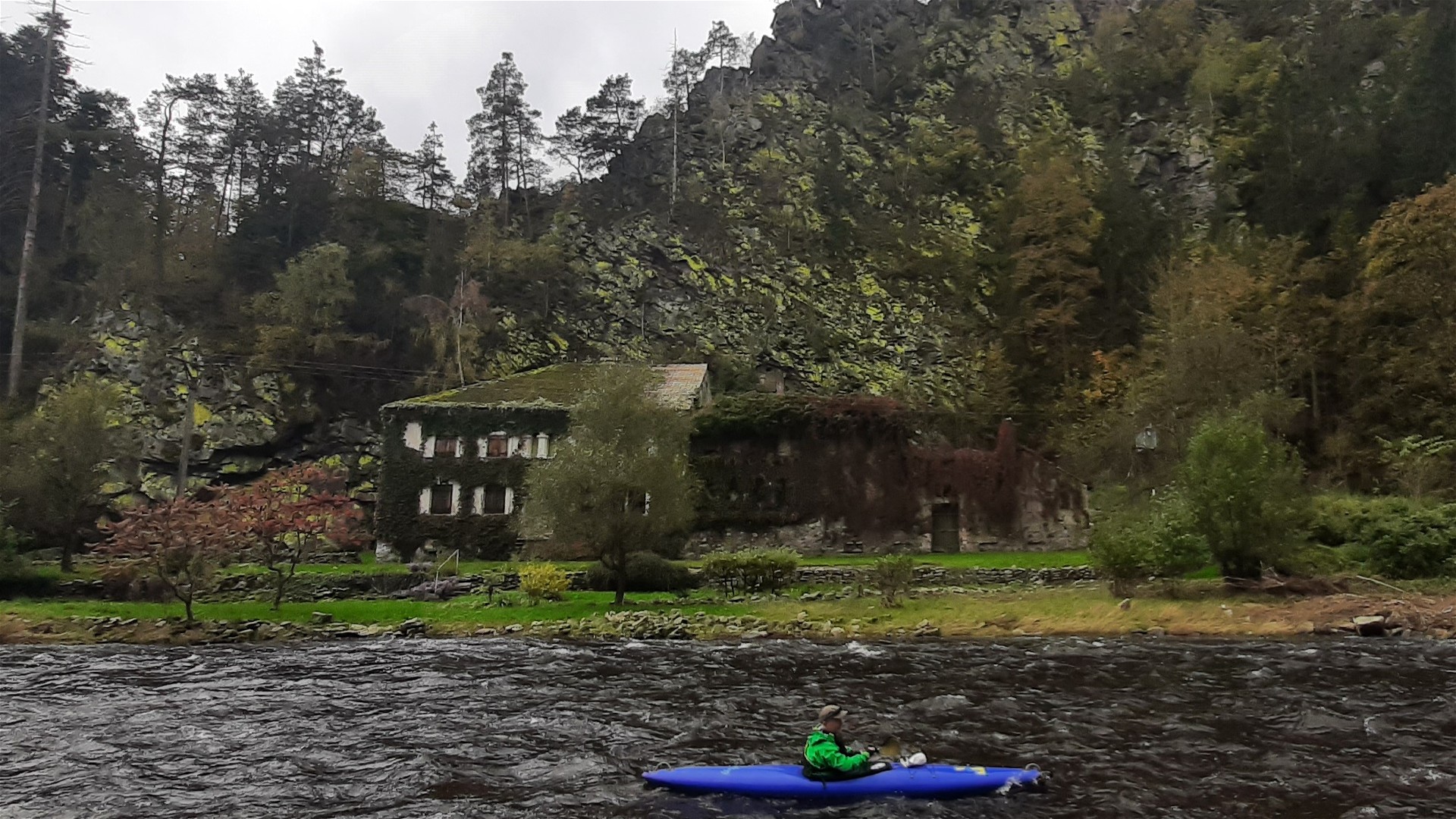 Kajak, Fluss Moldau (Vltava), Abschnitt Vyšší Brod - Boršov (Wanderstrecke) Highlight im untersten Teil vor Borsov 