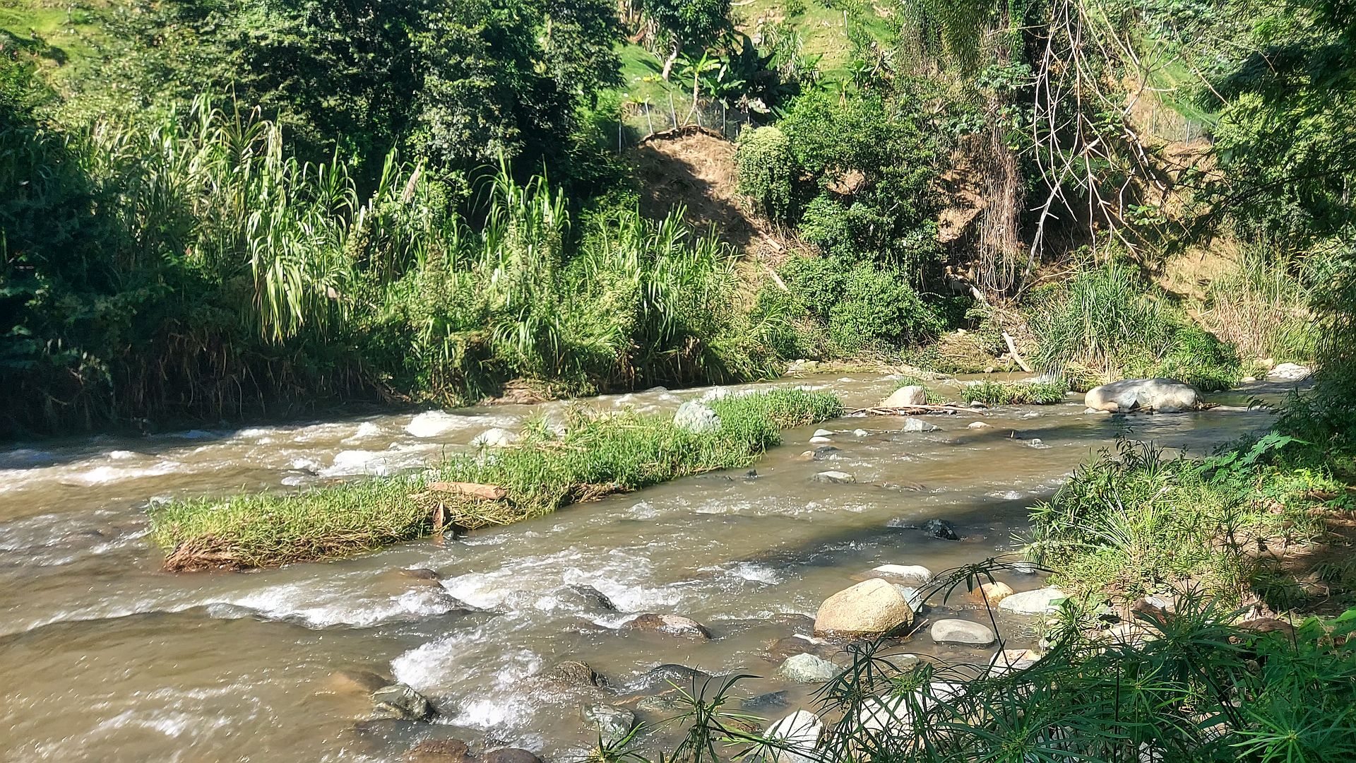Kajak, Fluss Río Yaque, Abschnitt Las Guázaras - Jarabacoa breit und seicht am Einstieg 